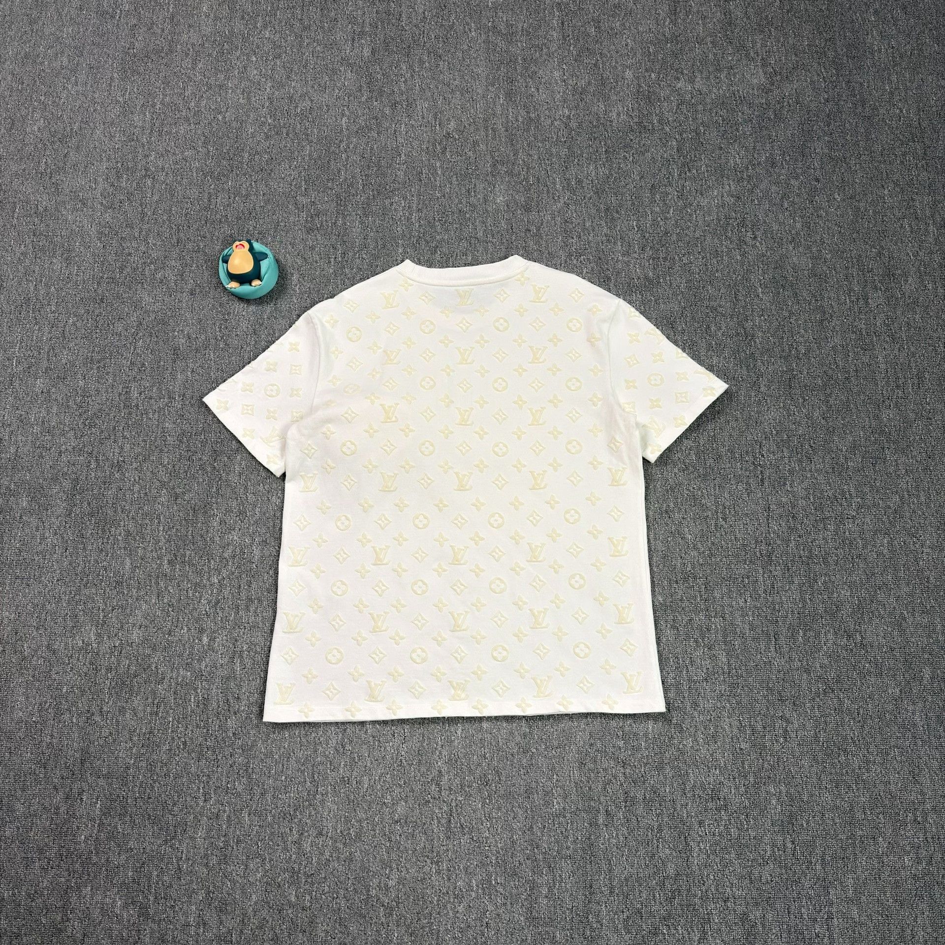 Louis Vuitton Louis Vuitton Monogram Flocking Pocket T-Shirt Size L Size US L / EU 52-54 / 3 - 2 Thumbnail