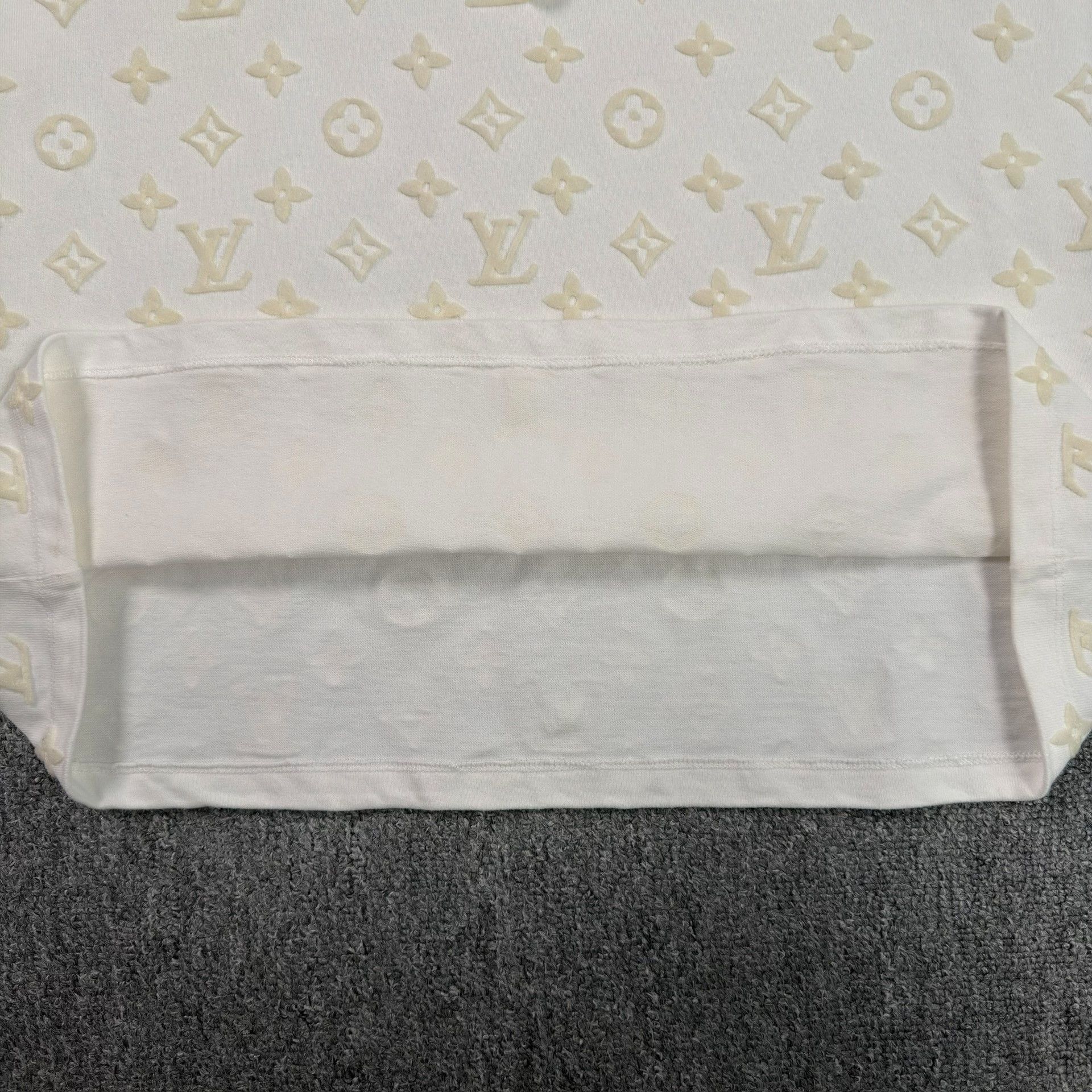 Louis Vuitton Louis Vuitton Monogram Flocking Pocket T-Shirt Size L Size US L / EU 52-54 / 3 - 5 Thumbnail