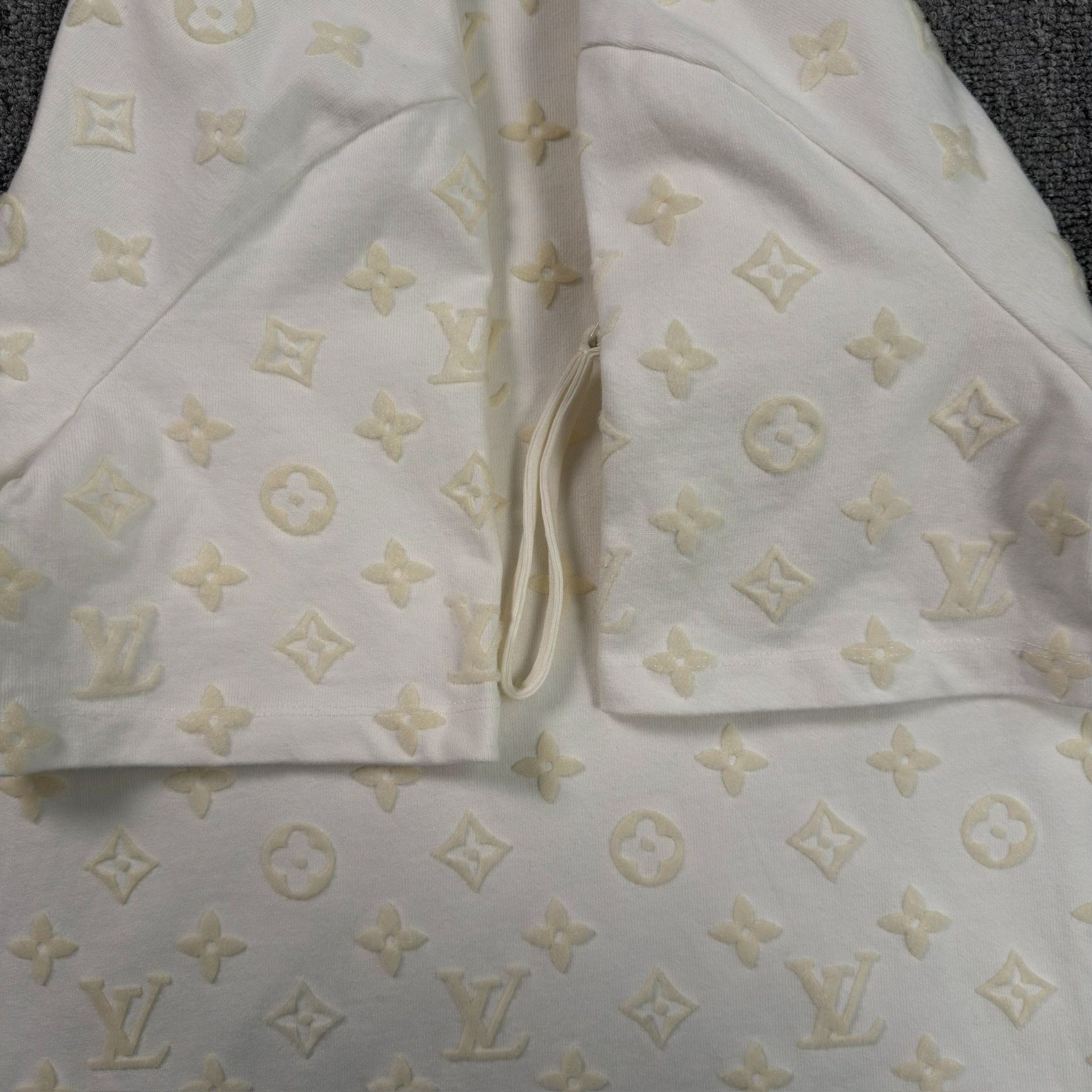 Louis Vuitton Louis Vuitton Monogram Flocking Pocket T-Shirt Size L Size US L / EU 52-54 / 3 - 4 Thumbnail