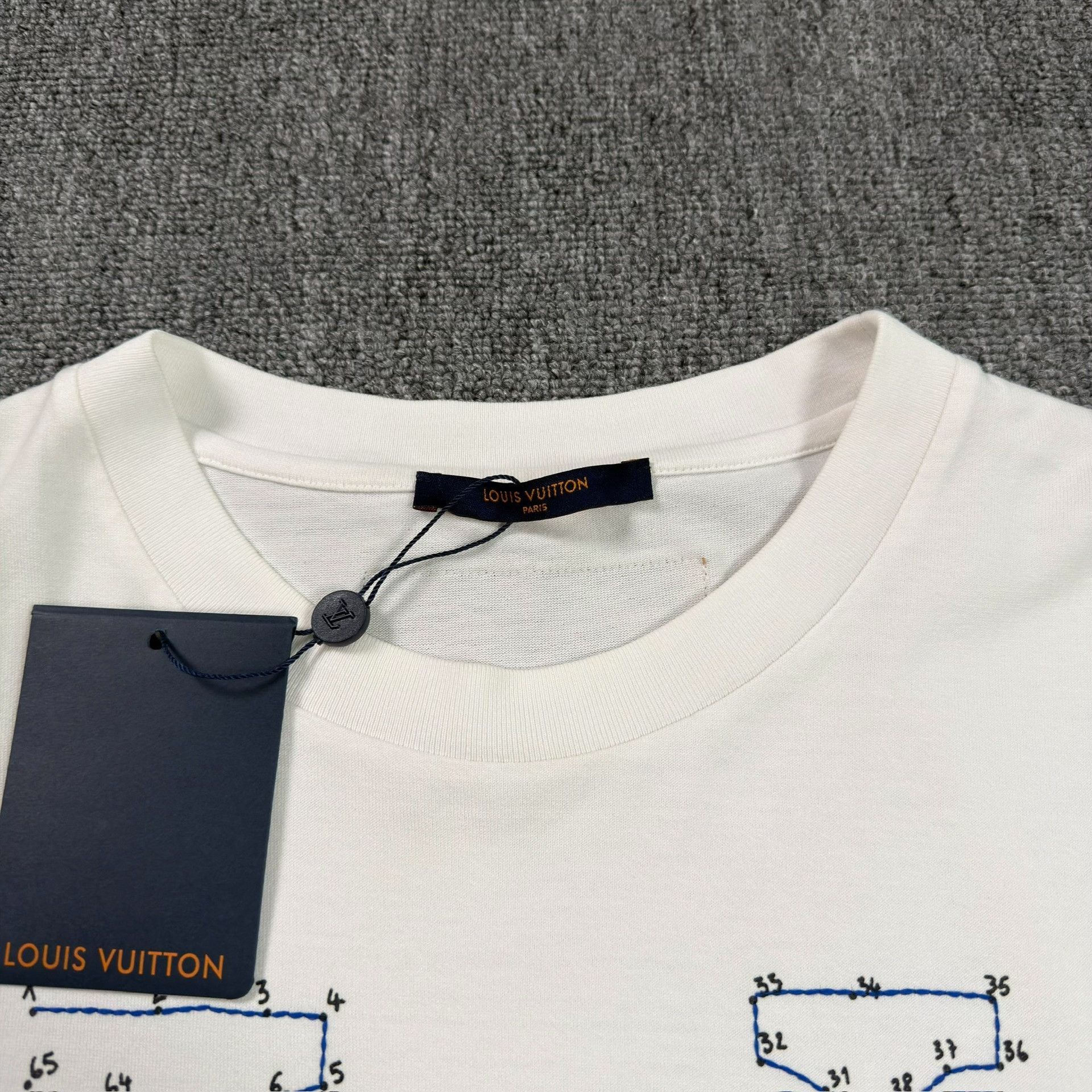 Louis Vuitton Louis Vuitton Dots LV Logo T-Shirt XXL Size US XXL / EU 58 / 5 - 3 Thumbnail