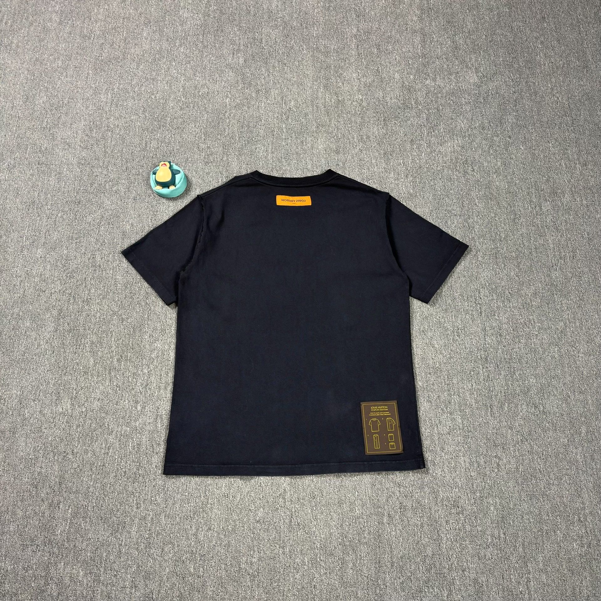 Louis Vuitton Louis Vuitton Staples Edition Logo T-Shirt XXL Size US XXL / EU 58 / 5 - 2 Thumbnail