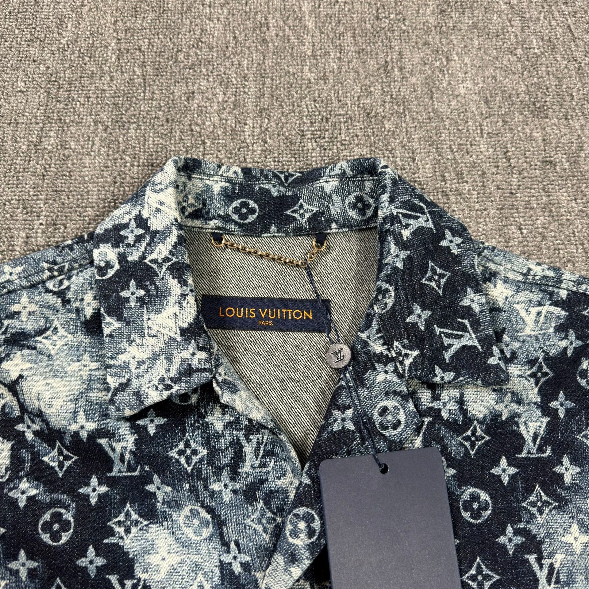 Louis Vuitton Louis Vuitton Tapestry Monogram Shirt Size M Size US M / EU 48-50 / 2 - 3 Thumbnail