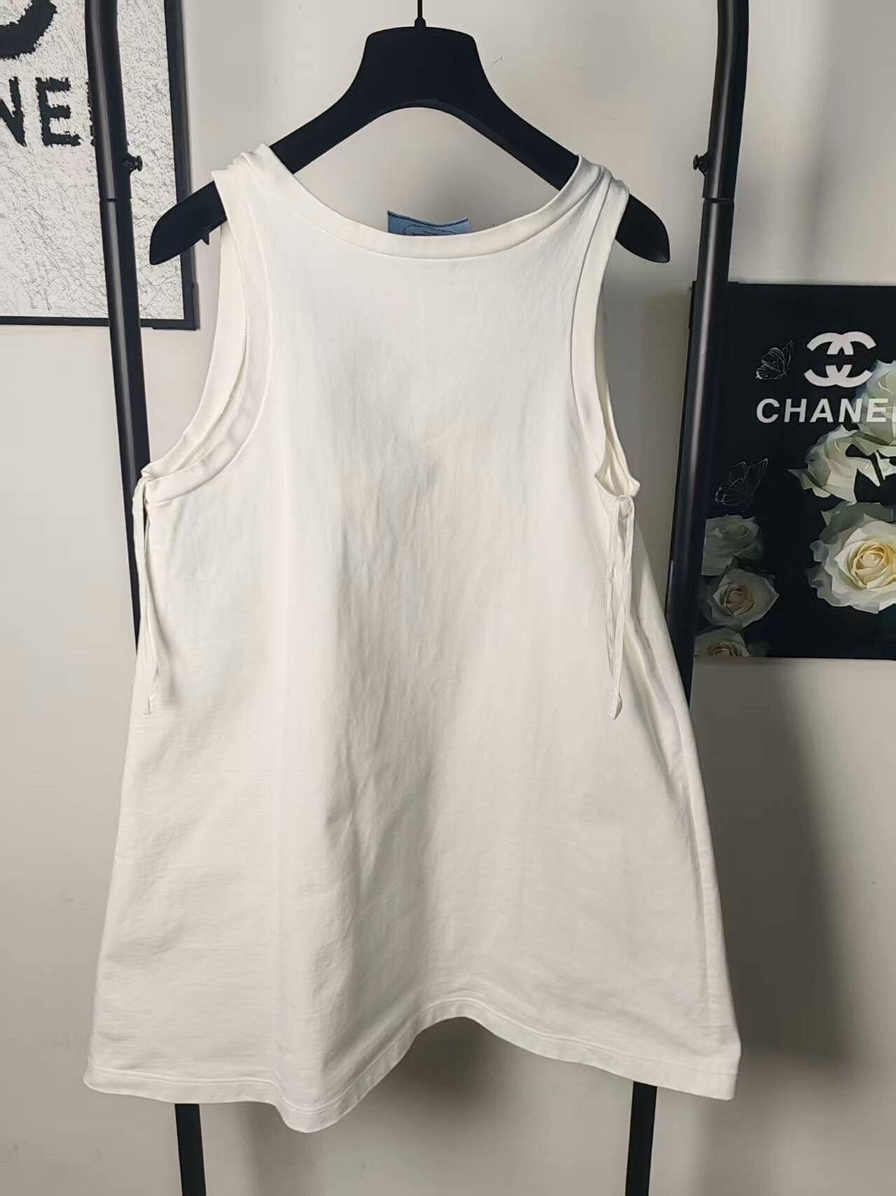 Prada Prada White T-Shirt M Women Size M / US 6-8 / IT 42-44 - 2 Thumbnail