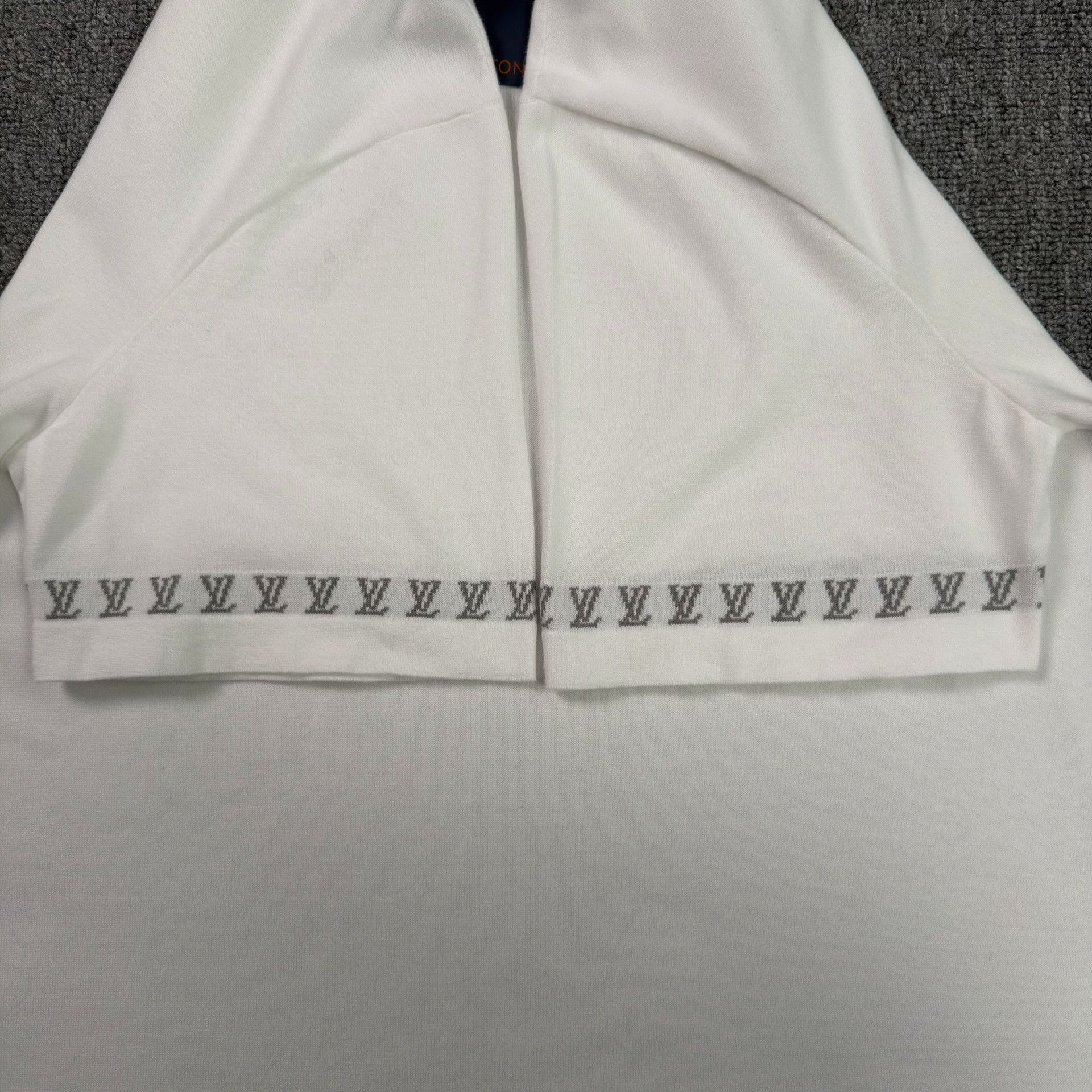Louis Vuitton Louis Vuitton Logo Cuff T-Shirt Size M Size US M / EU 48-50 / 2 - 4 Thumbnail