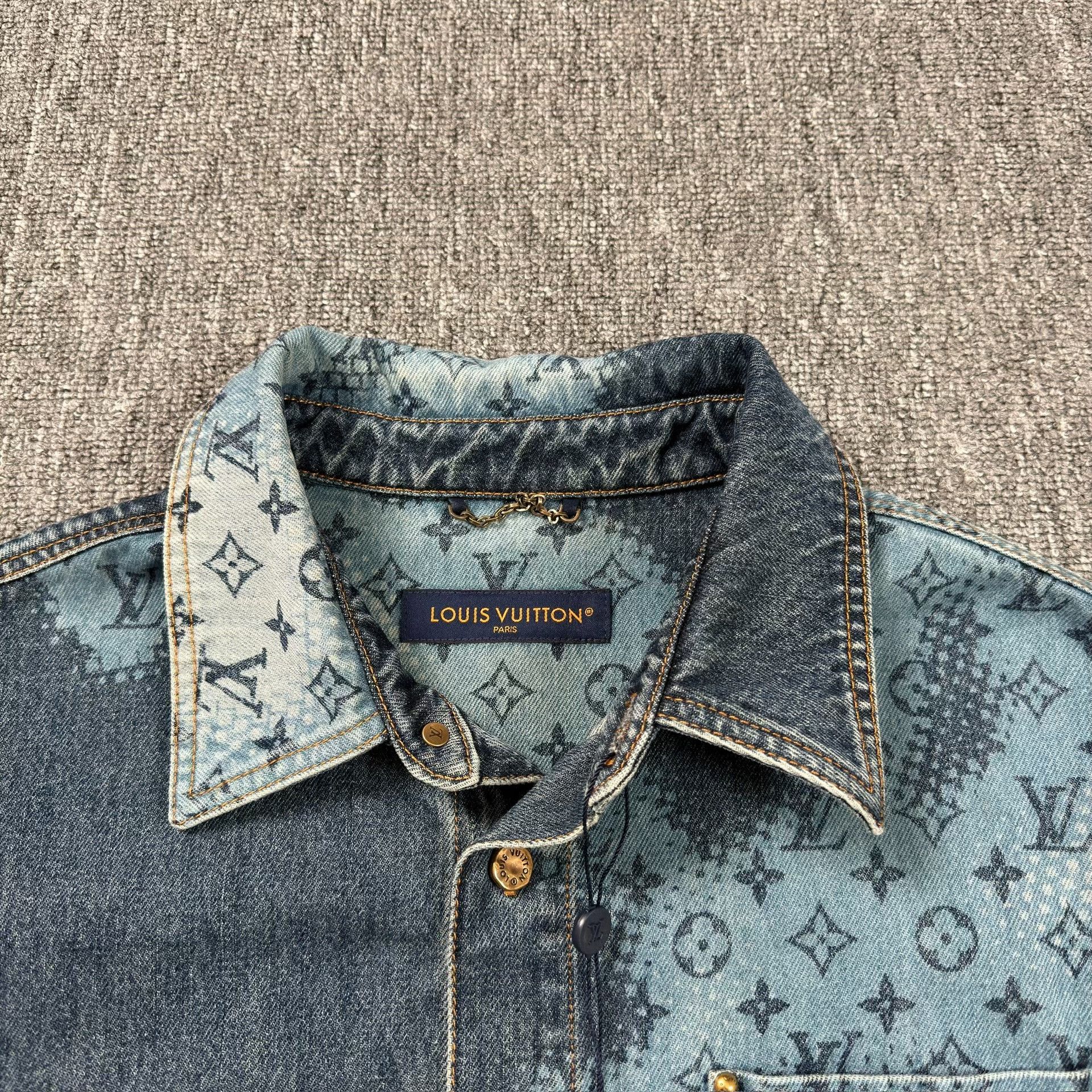 Louis Vuitton Louis Vuitton Monogram Denim Shirt Size L Size US L / EU 52-54 / 3 - 2 Thumbnail
