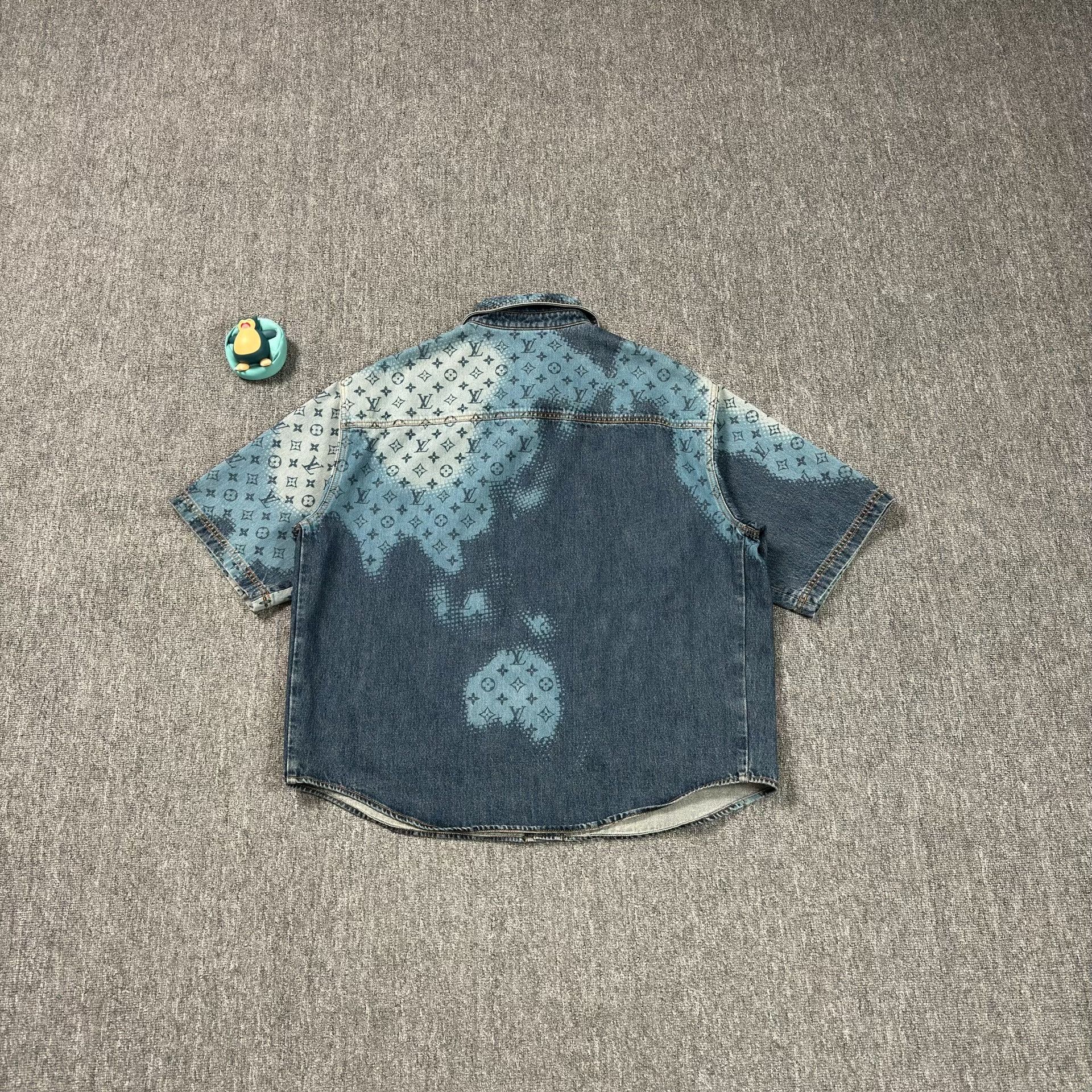 Louis Vuitton Louis Vuitton Monogram Denim Shirt Size L Size US L / EU 52-54 / 3 - 6 Thumbnail