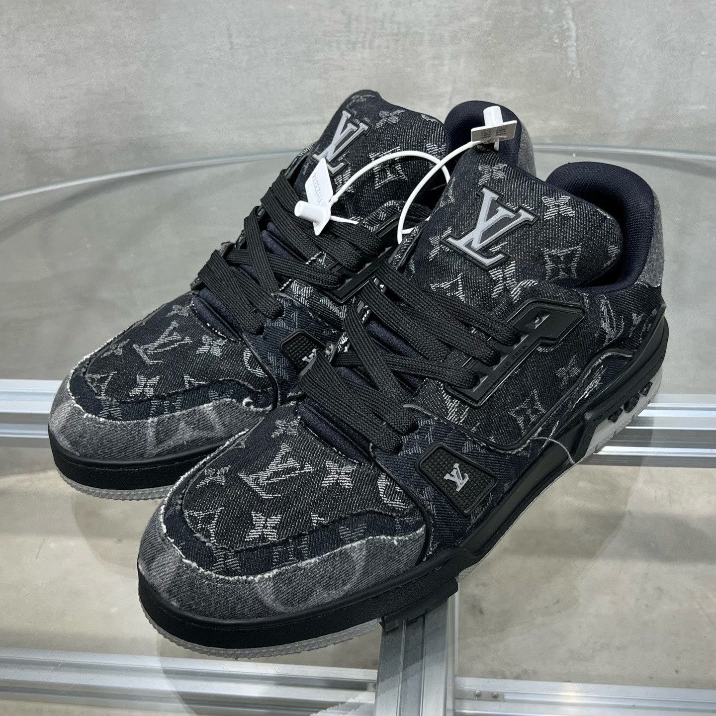 Louis Vuitton Louis Vuitton Training Black Lowtop Sneakers 10 Men Size US 10 / EU 43 - 2 Thumbnail
