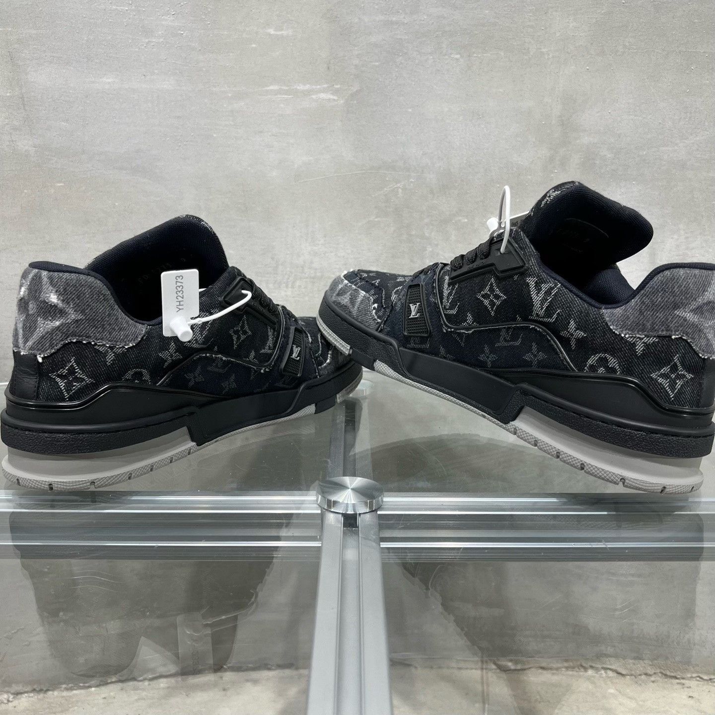 Louis Vuitton Louis Vuitton Training Black Lowtop Sneakers 10 Men Size US 10 / EU 43 - 5 Thumbnail