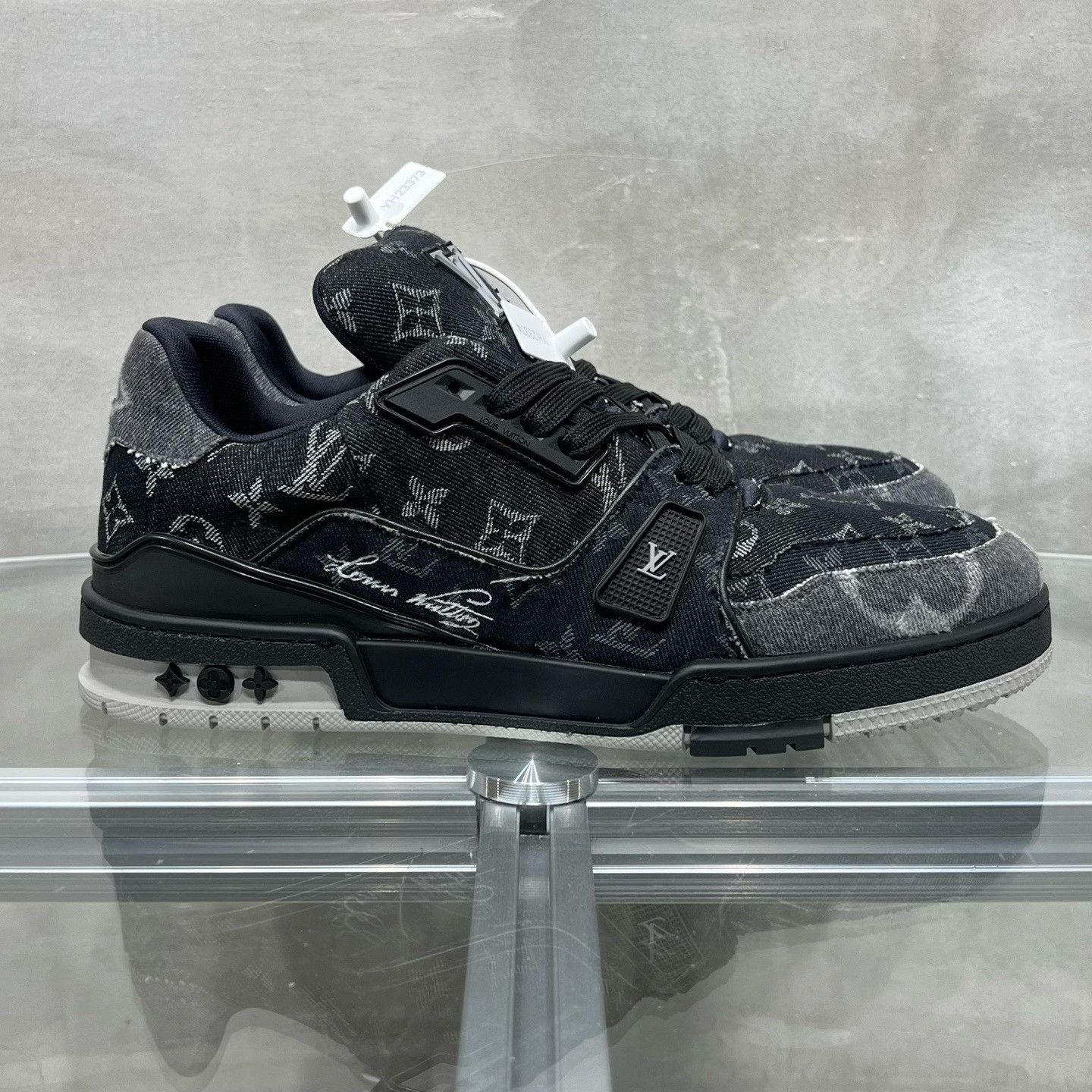 Louis Vuitton Louis Vuitton Training Black Lowtop Sneakers 10 Men Size US 10 / EU 43 - 4 Thumbnail