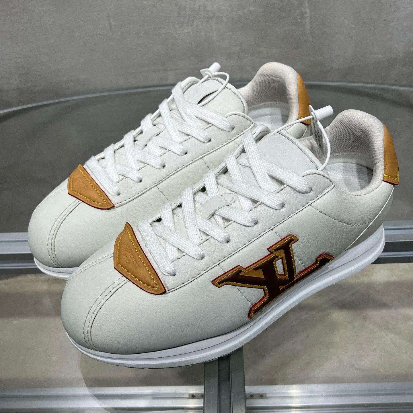 Louis Vuitton Louis Vuitton White Lowtop Sneakers 7 Men Size US 7 / EU 40 - 2 Thumbnail