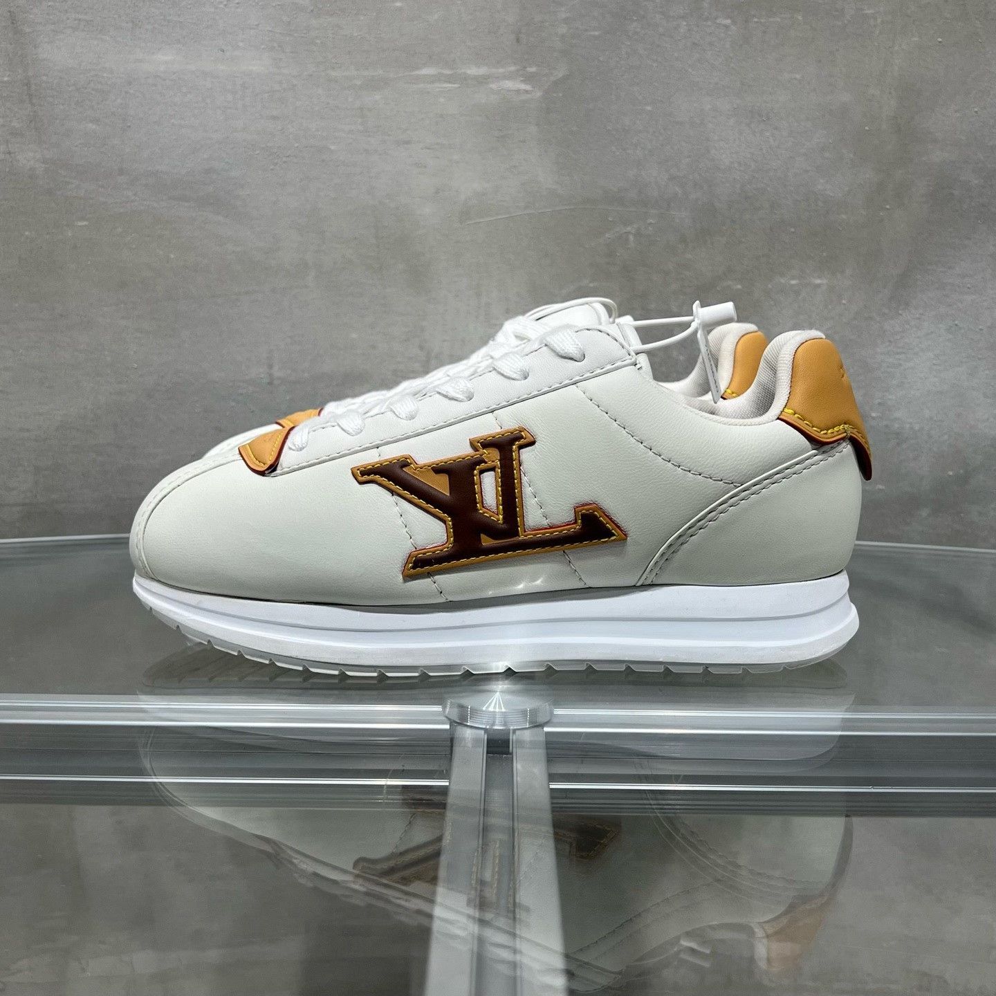 Louis Vuitton Louis Vuitton White Lowtop Sneakers 7 Men Size US 7 / EU 40 - 3 Thumbnail