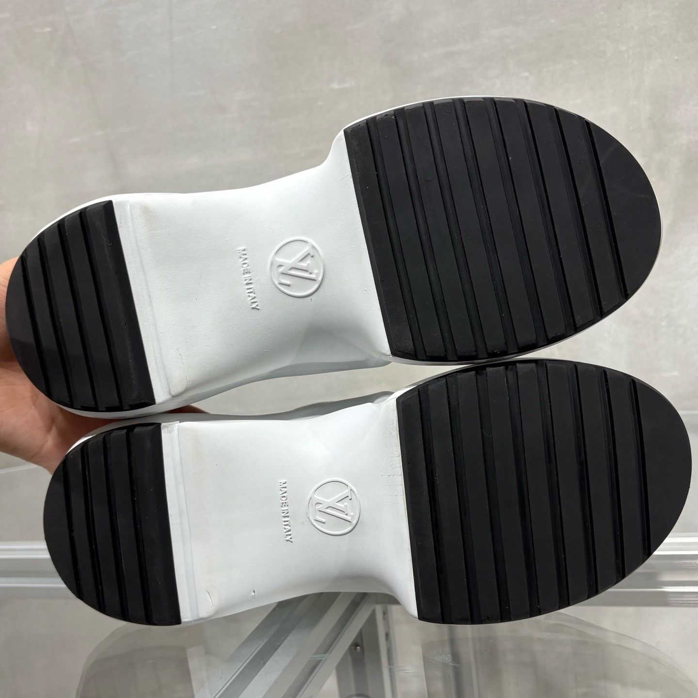 Louis Vuitton Louis Vuitton Black Lowtop Sneakers it_38 Women Size US 8 / IT 38 - 6 Thumbnail