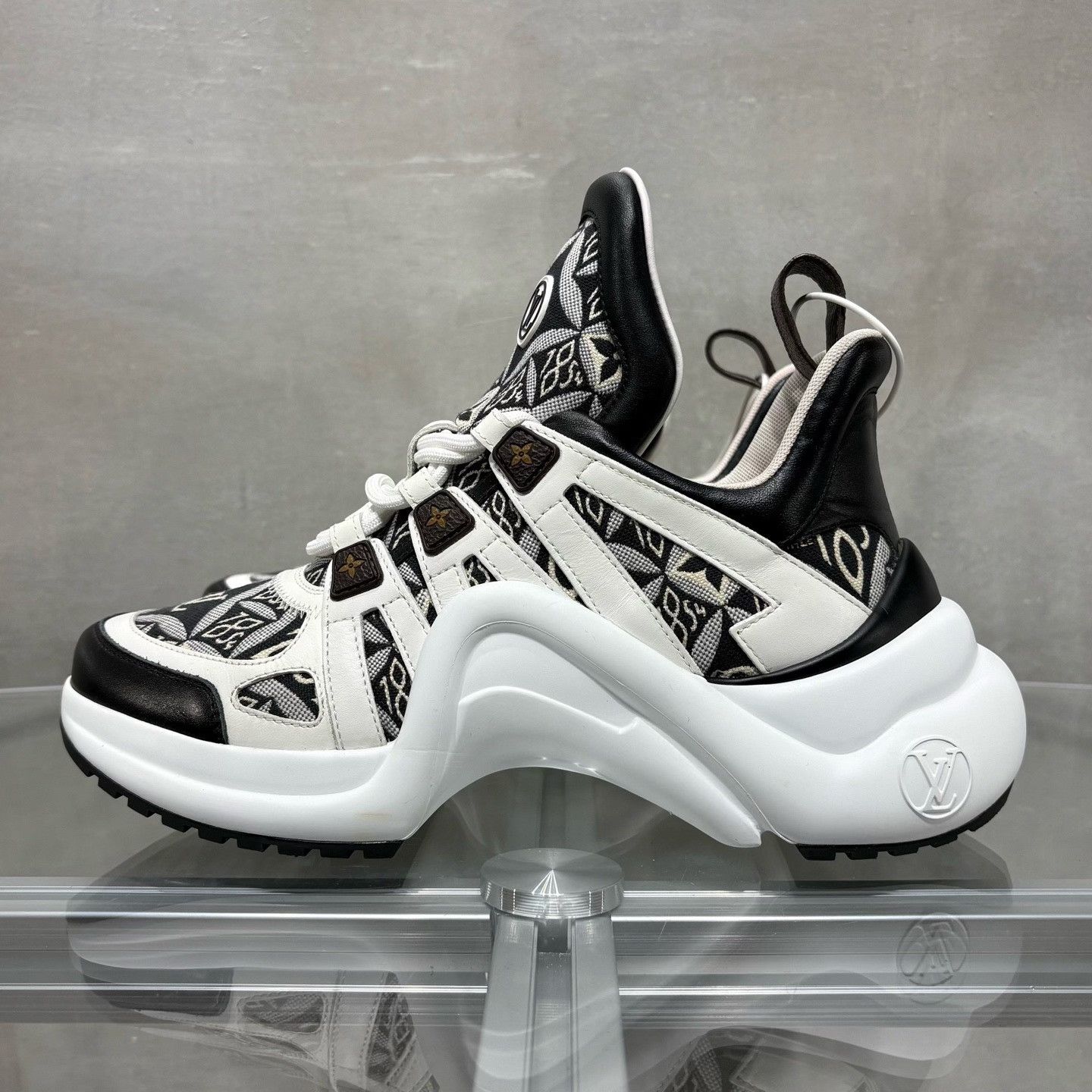 Louis Vuitton Louis Vuitton Black Lowtop Sneakers it_38 Women Size US 8 / IT 38 - 2 Thumbnail