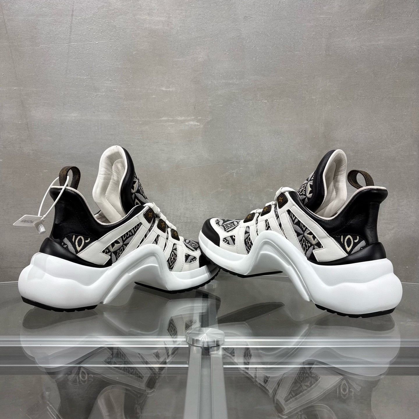 Louis Vuitton Louis Vuitton Black Lowtop Sneakers it_38 Women Size US 8 / IT 38 - 4 Thumbnail