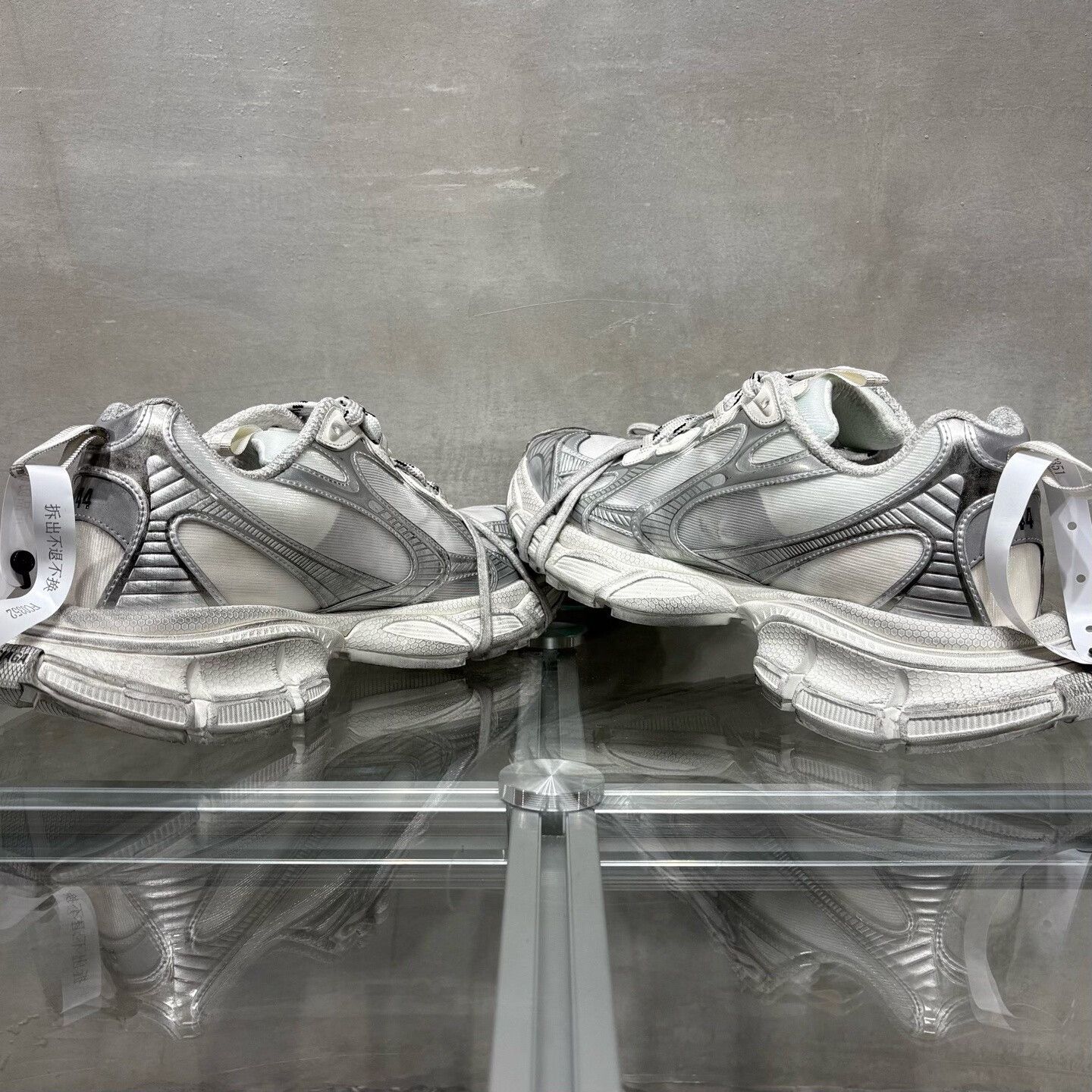 Balenciaga Balenciaga Distressed Gray Lowtop Sneakers 11 Men Size US 11 / EU 44 - 5 Thumbnail