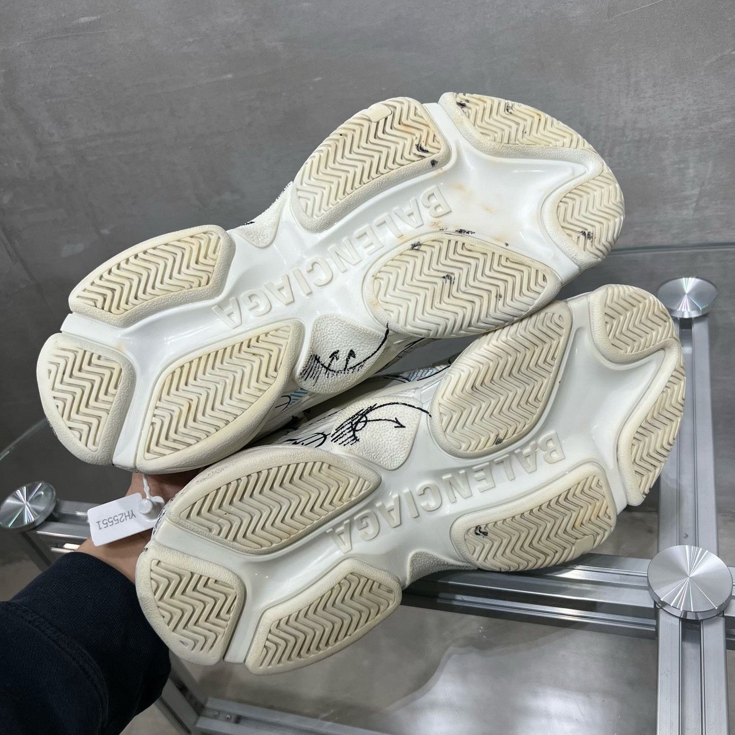 Balenciaga Balenciaga Graphic White Lowtop Sneakers it_38 Women Size US 8 / IT 38 - 7 Thumbnail