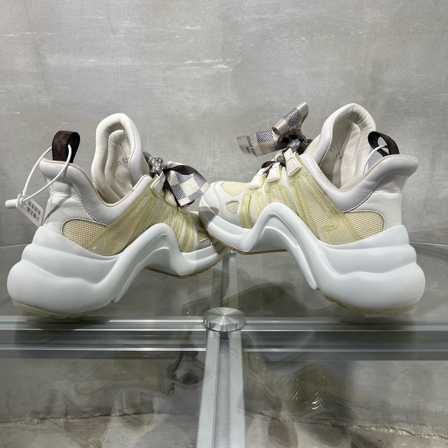 Louis Vuitton Louis Vuitton White Lowtop Sneakers it_36 Women Size US 6 / IT 36 - 5 Thumbnail
