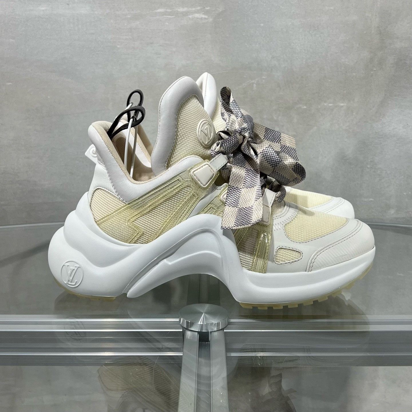 Louis Vuitton Louis Vuitton White Lowtop Sneakers it_36 Women Size US 6 / IT 36 - 4 Thumbnail