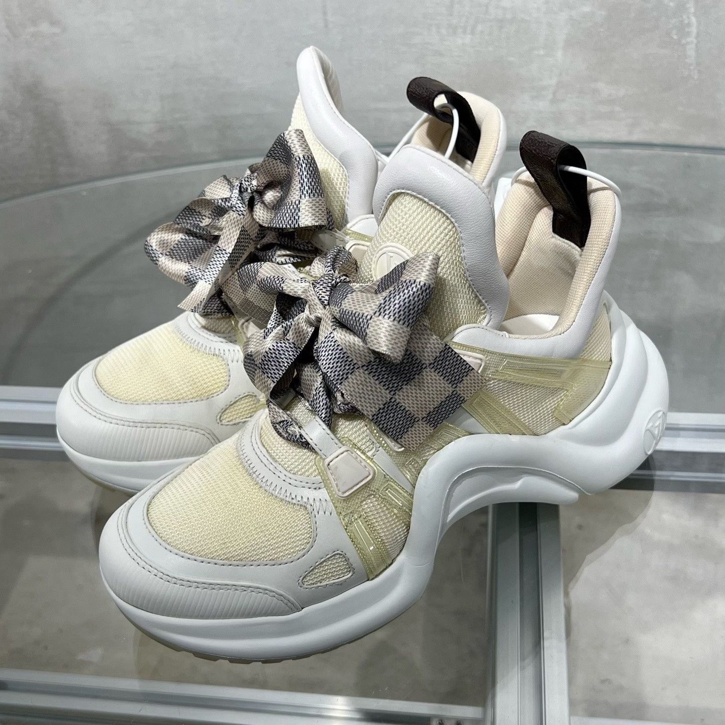 Louis Vuitton Louis Vuitton White Lowtop Sneakers it_36 Women Size US 6 / IT 36 - 2 Thumbnail