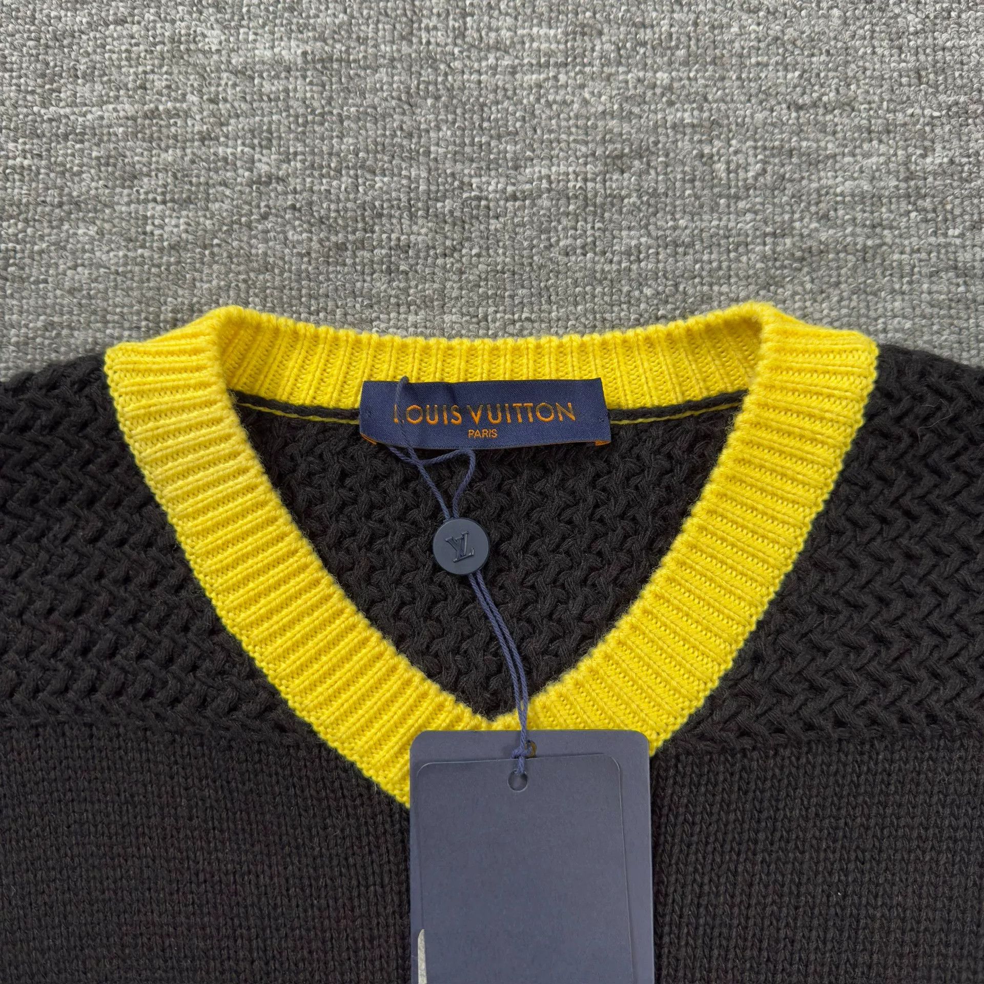 Louis Vuitton Louis Vuitton Intarsia Football Logo Sweater Size M Size US M / EU 48-50 / 2 - 2 Thumbnail
