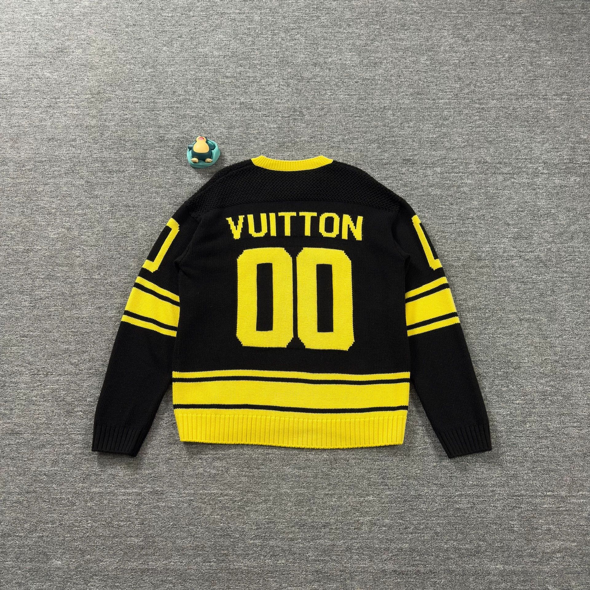 Louis Vuitton Louis Vuitton Intarsia Football Logo Sweater Size M Size US M / EU 48-50 / 2 - 7 Thumbnail