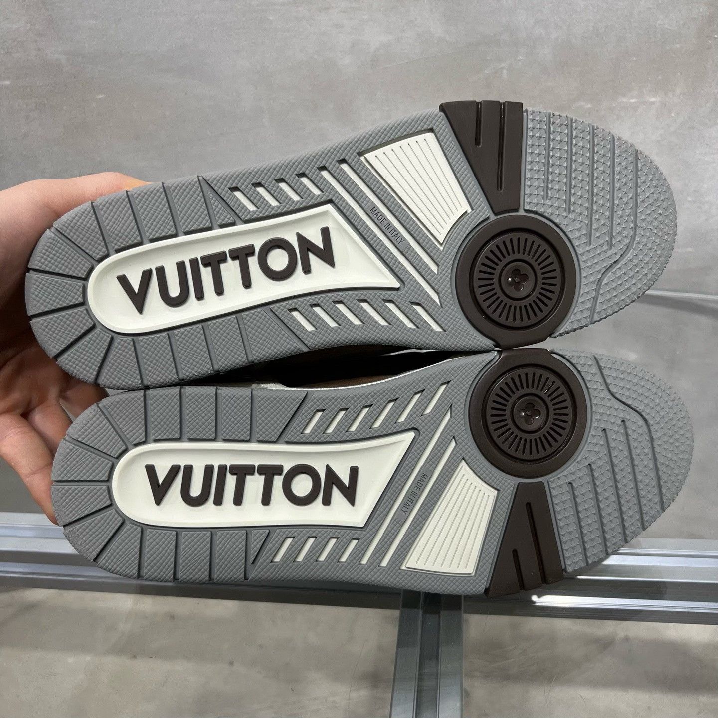 Louis Vuitton Louis Vuitton Training Lowtop Sneakers 7 Men Size US 7 / EU 40 - 7 Thumbnail