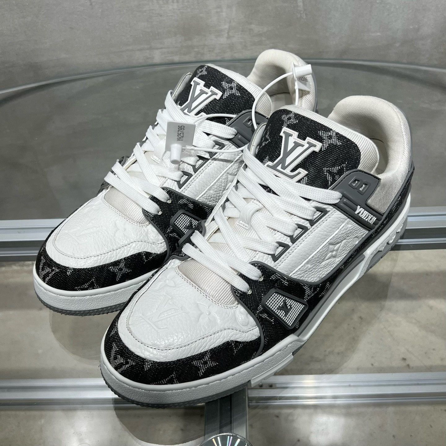 Louis Vuitton Louis Vuitton Training White Lowtop Sneakers 9 Men Size US 9 / EU 42 - 2 Thumbnail