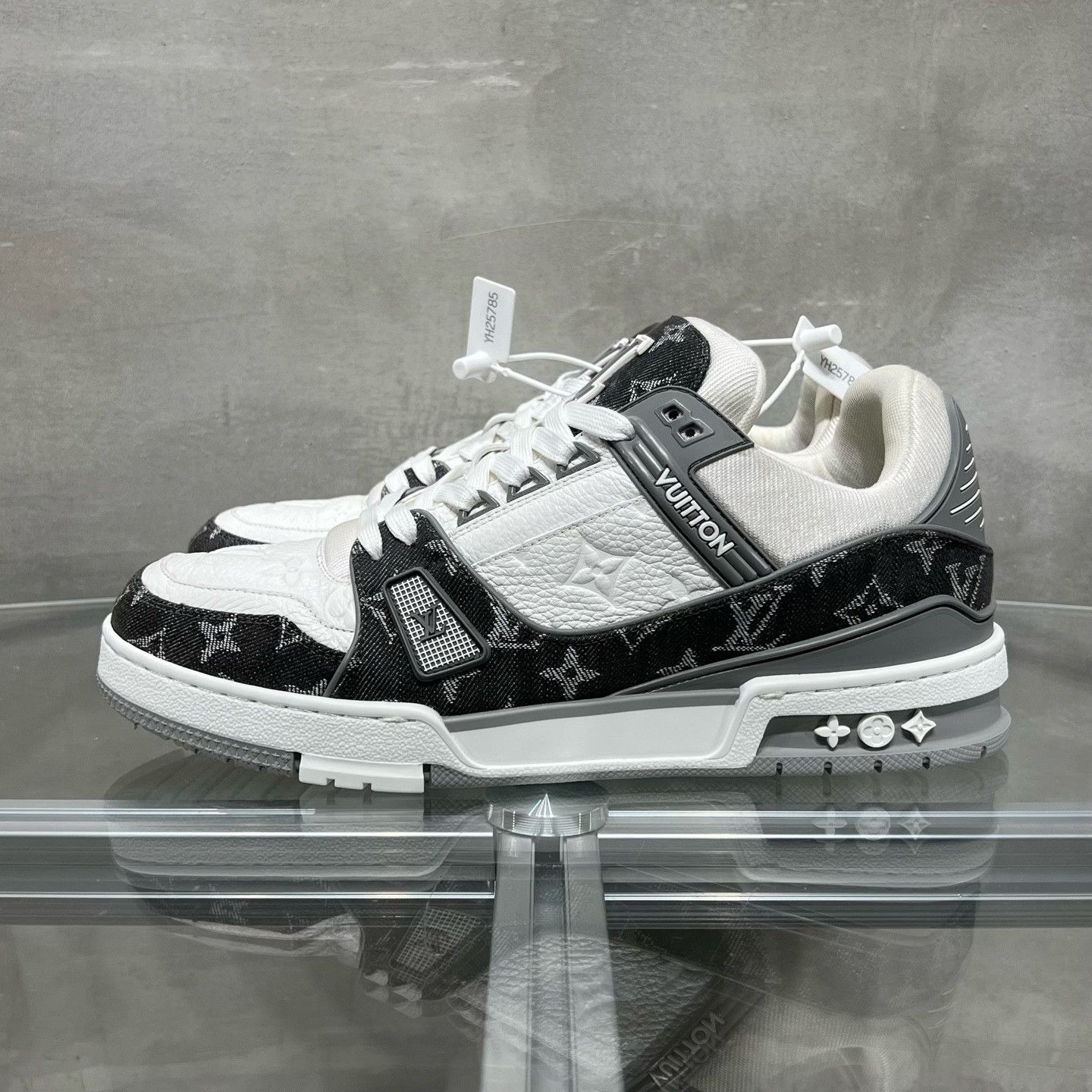 Louis Vuitton Louis Vuitton Training White Lowtop Sneakers 9 Men Size US 9 / EU 42 - 3 Thumbnail