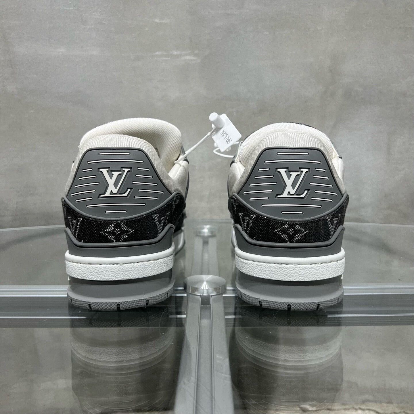 Louis Vuitton Louis Vuitton Training White Lowtop Sneakers 9 Men Size US 9 / EU 42 - 6 Thumbnail