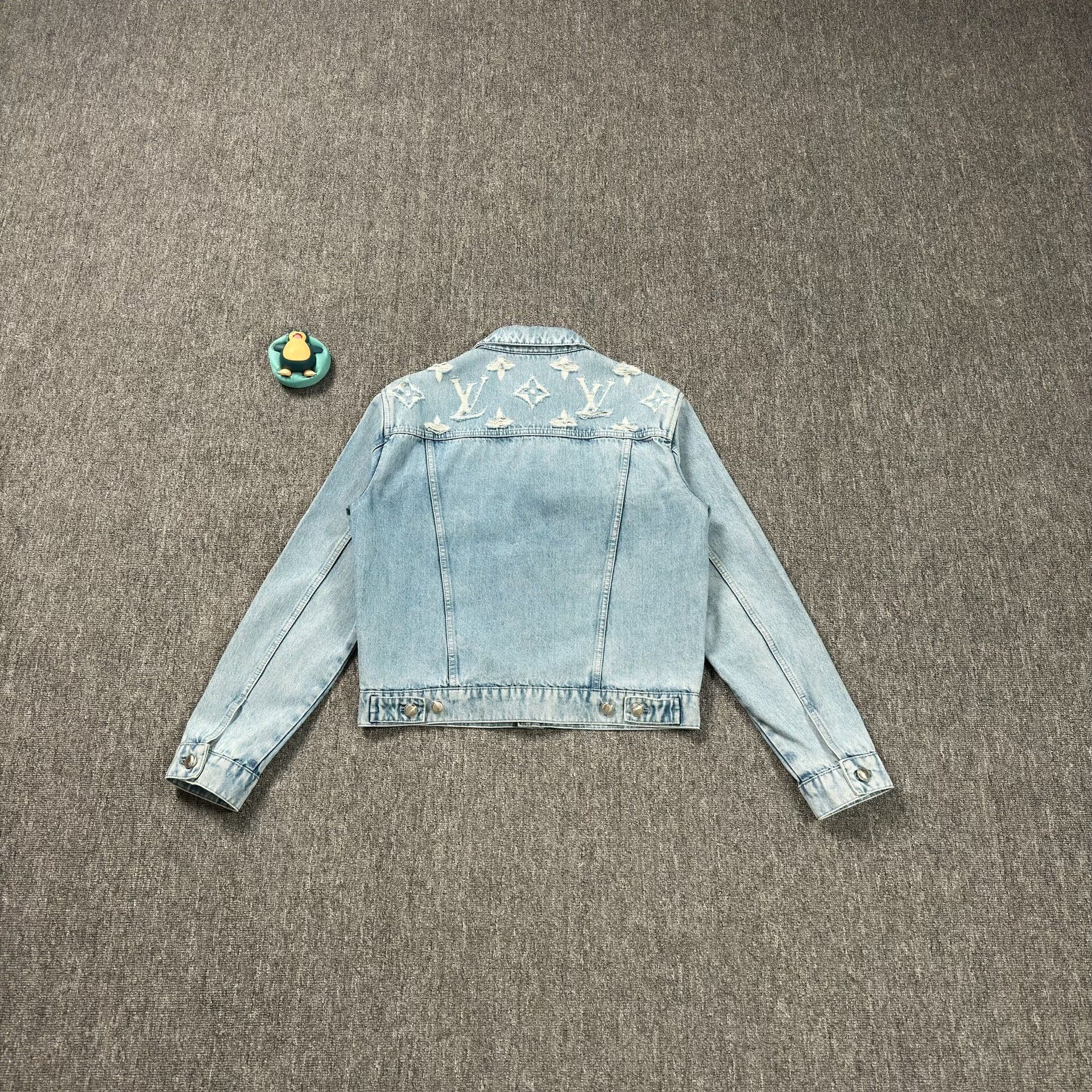 Louis Vuitton Louis Vuitton Distressed Monogram Denim Jacket 44 Size US S / EU 44-46 / 1 - 7 Thumbnail