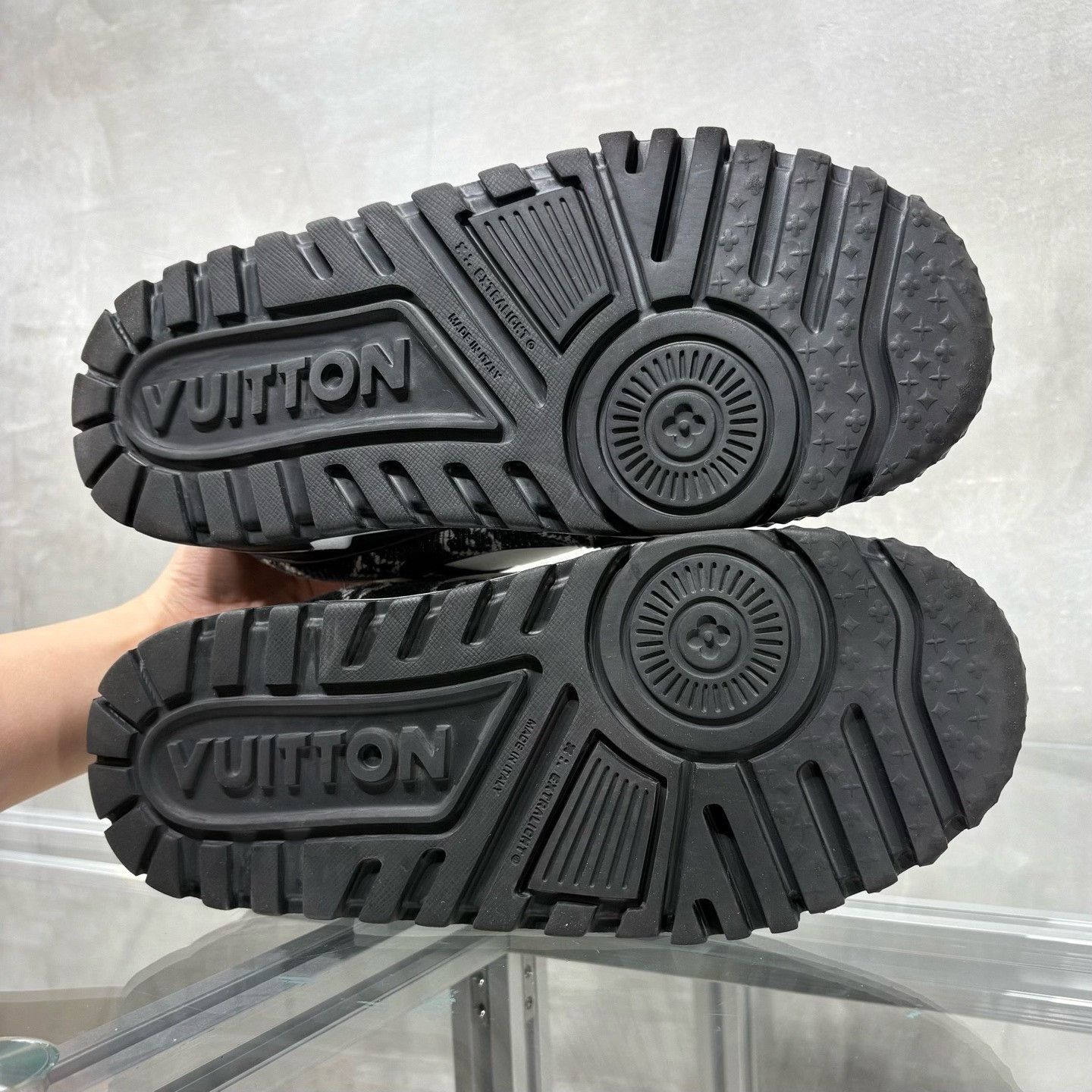 Louis Vuitton Louis Vuitton Training Black Lowtop Sneakers 8 Men Size US 8 / EU 41 - 7 Thumbnail