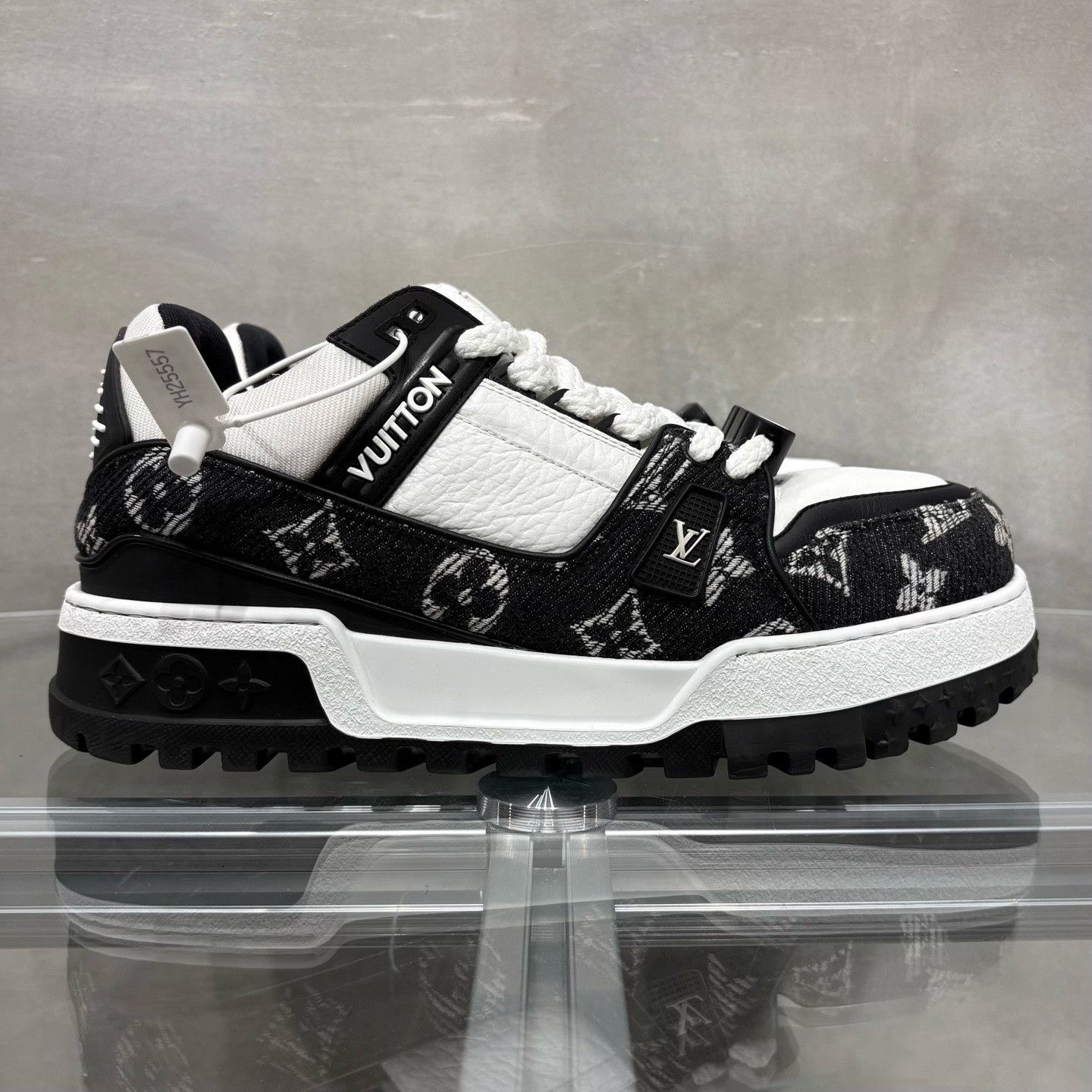 Louis Vuitton Louis Vuitton Training Black Lowtop Sneakers 8 Men Size US 8 / EU 41 - 4 Thumbnail