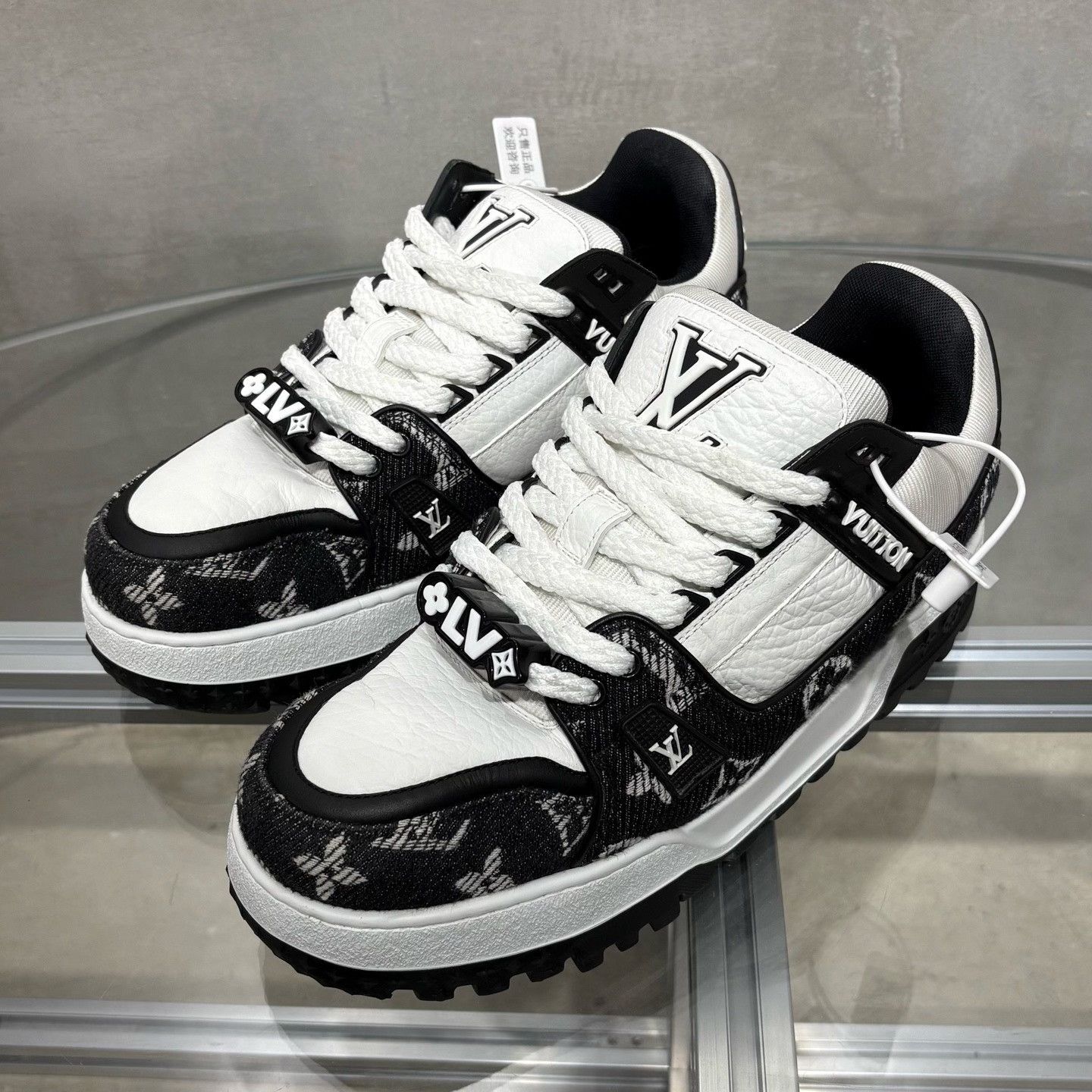 Louis Vuitton Louis Vuitton Training Black Lowtop Sneakers 8 Men Size US 8 / EU 41 - 2 Thumbnail