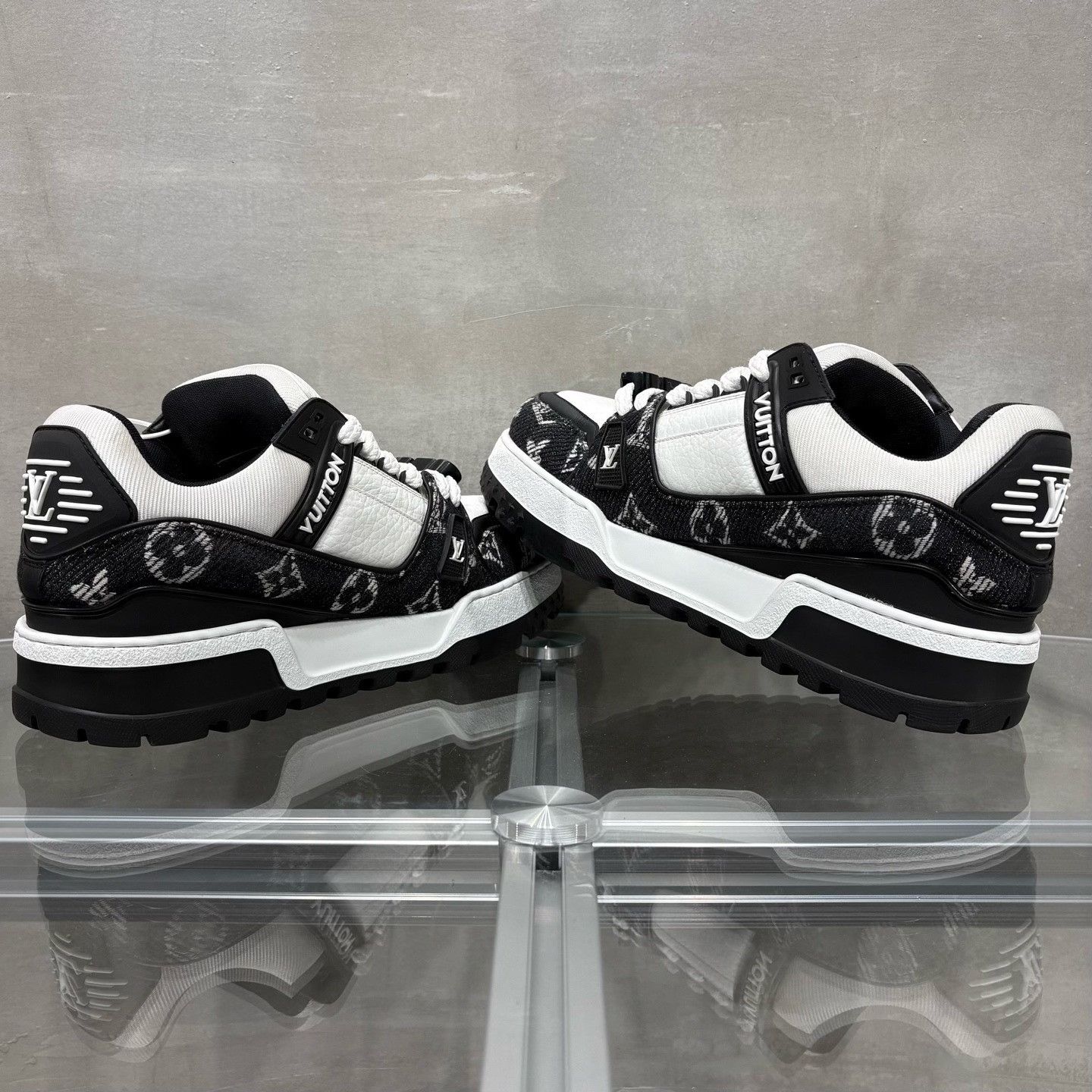 Louis Vuitton Louis Vuitton Training Black Lowtop Sneakers 8 Men Size US 8 / EU 41 - 5 Thumbnail
