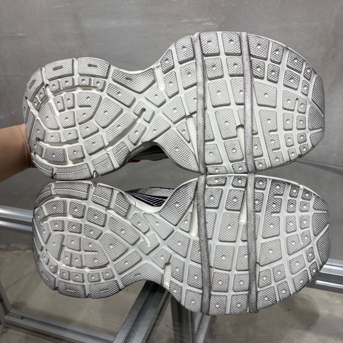 Balenciaga Balenciaga Distressed Gray Lowtop Sneakers 12 Men Size US 12 / EU 45 - 7 Thumbnail