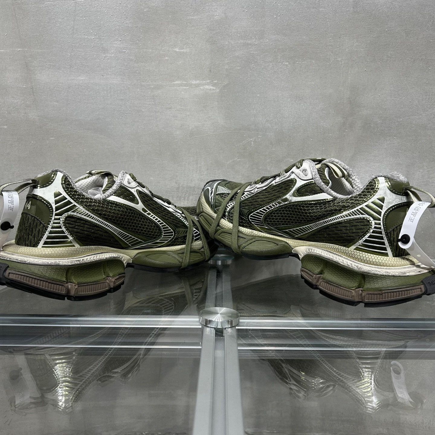Balenciaga Balenciaga Distressed Green Lowtop Sneakers 11 Men Size US 11 / EU 44 - 5 Thumbnail