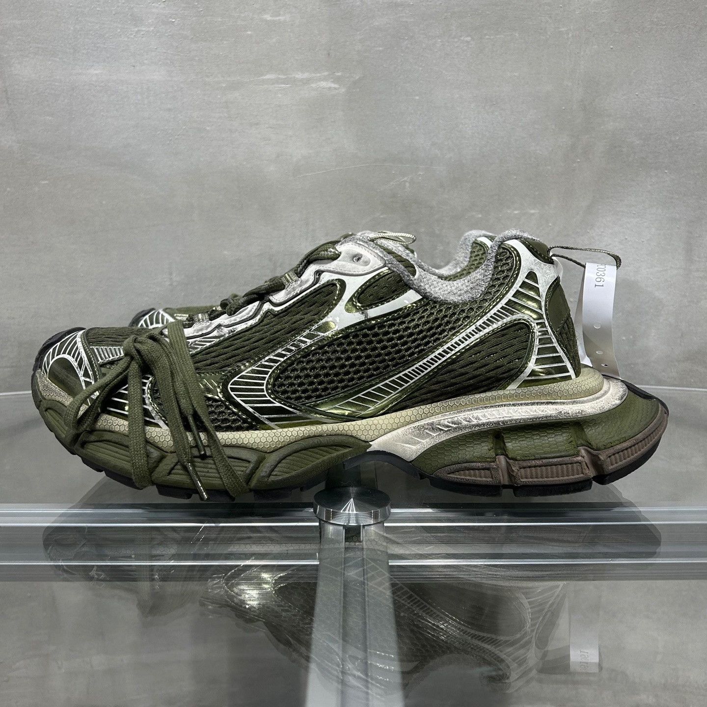 Balenciaga Balenciaga Distressed Green Lowtop Sneakers 11 Men Size US 11 / EU 44 - 3 Thumbnail