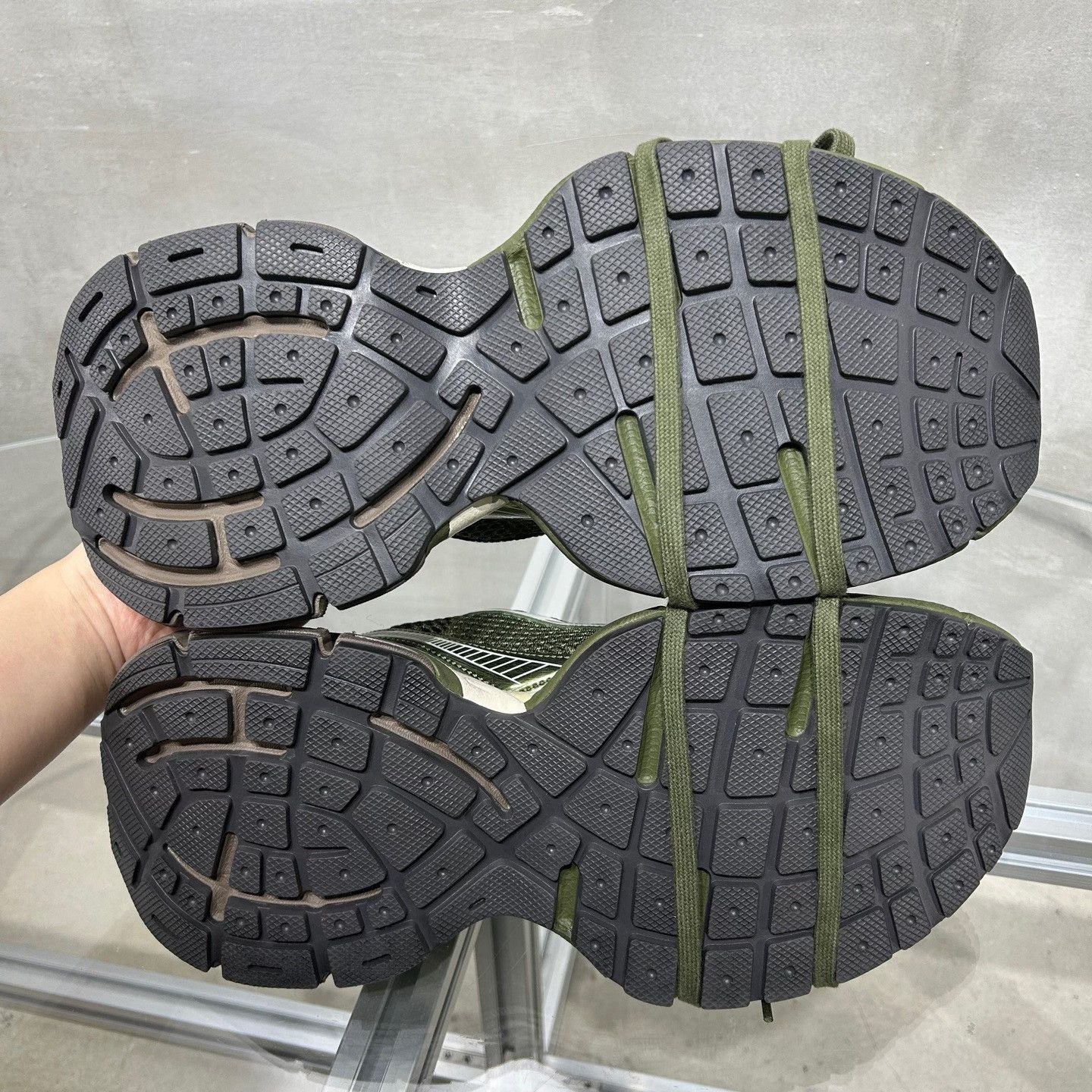 Balenciaga Balenciaga Distressed Green Lowtop Sneakers 11 Men Size US 11 / EU 44 - 7 Thumbnail