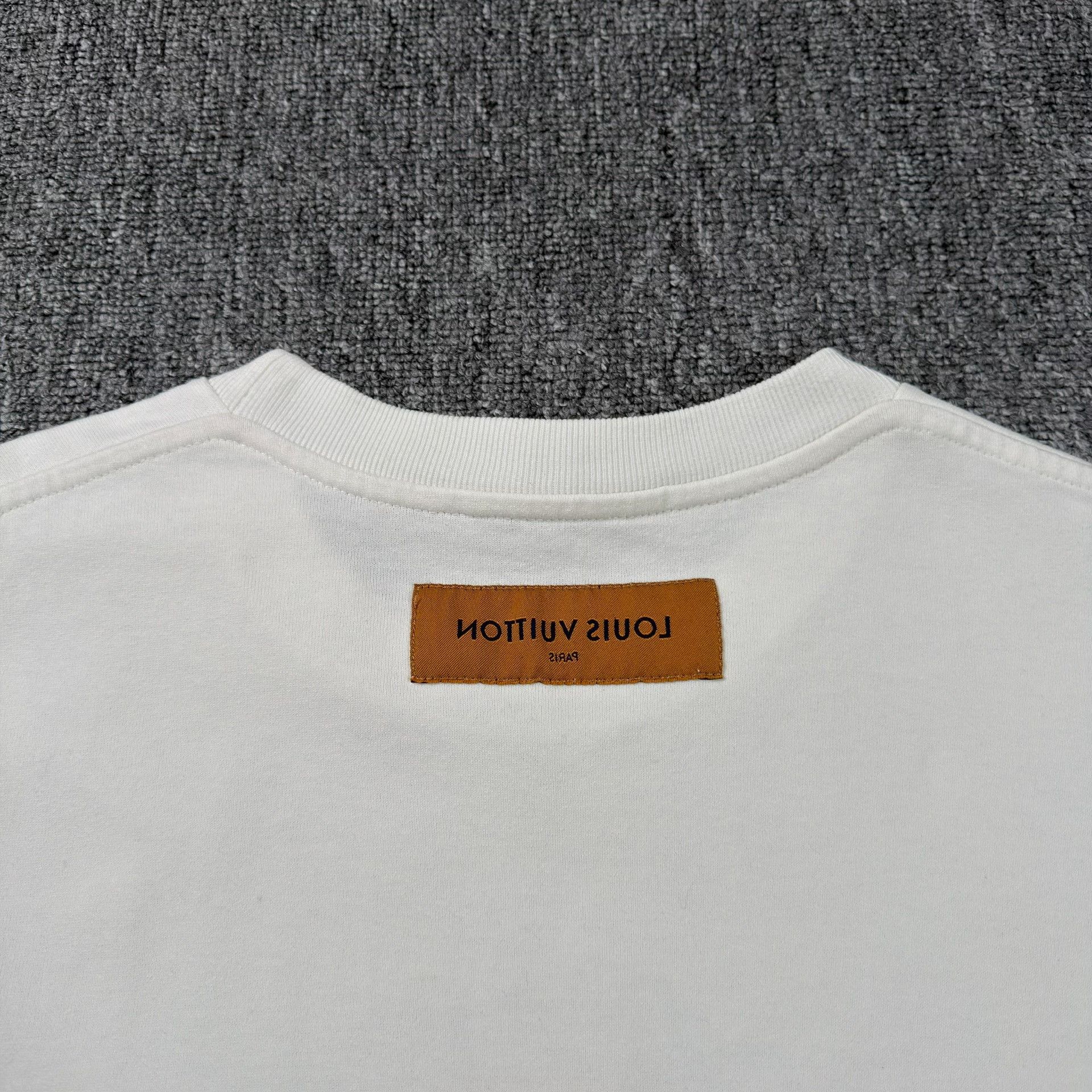 Louis Vuitton Louis Vuitton Rainbow Logo Graphic T-Shirt L Size US L / EU 52-54 / 3 - 6 Thumbnail