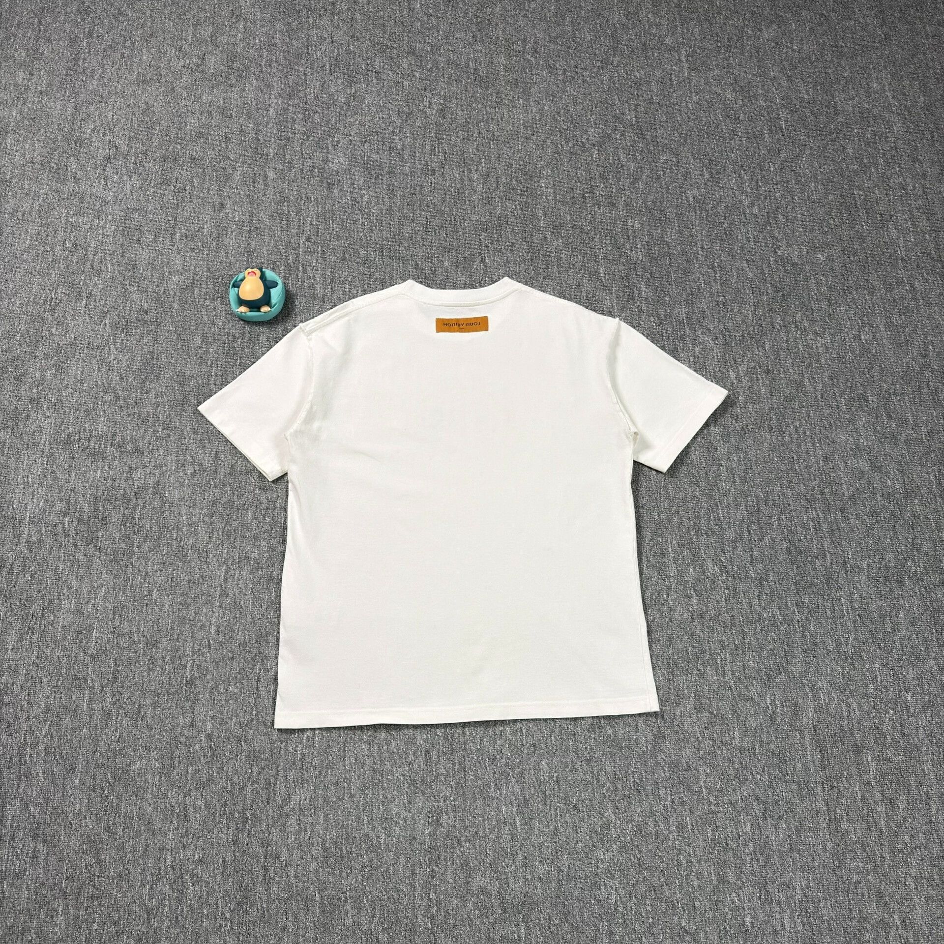 Louis Vuitton Louis Vuitton Rainbow Logo Graphic T-Shirt L Size US L / EU 52-54 / 3 - 7 Thumbnail