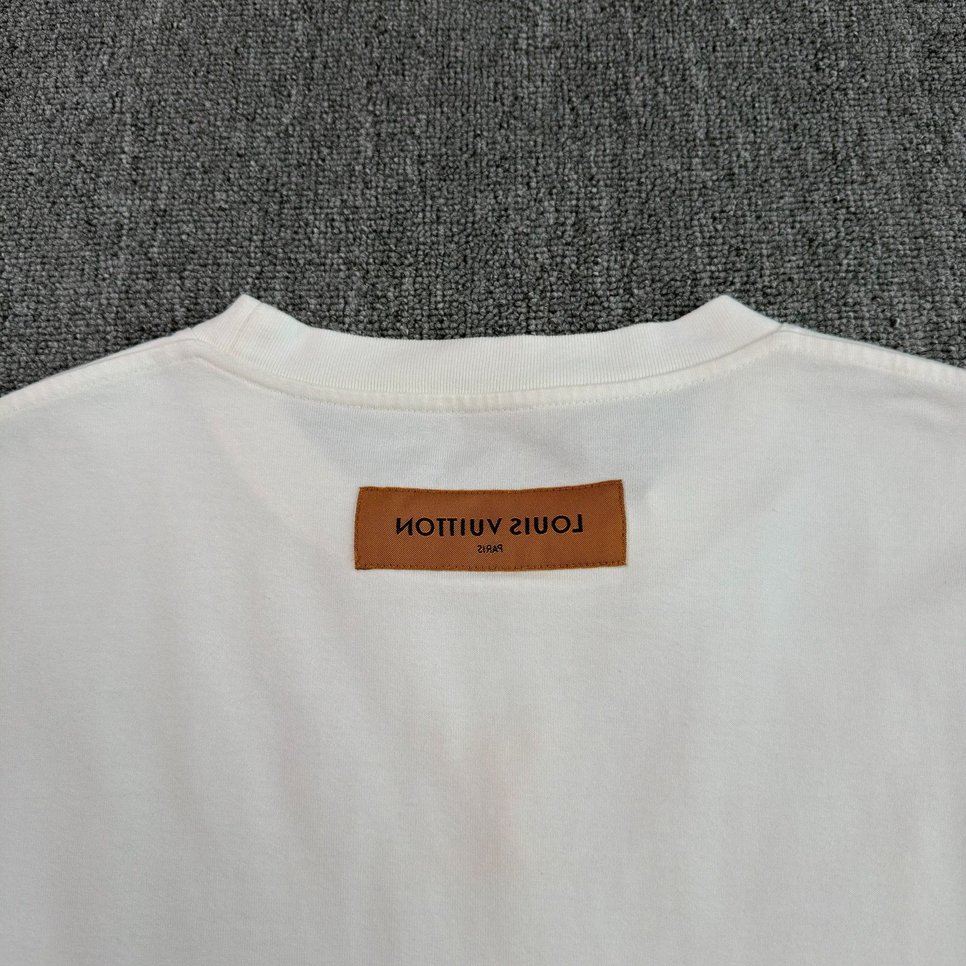 Louis Vuitton Louis Vuitton Embossed LV Logo T-Shirt S Size US S / EU 44-46 / 1 - 7 Thumbnail