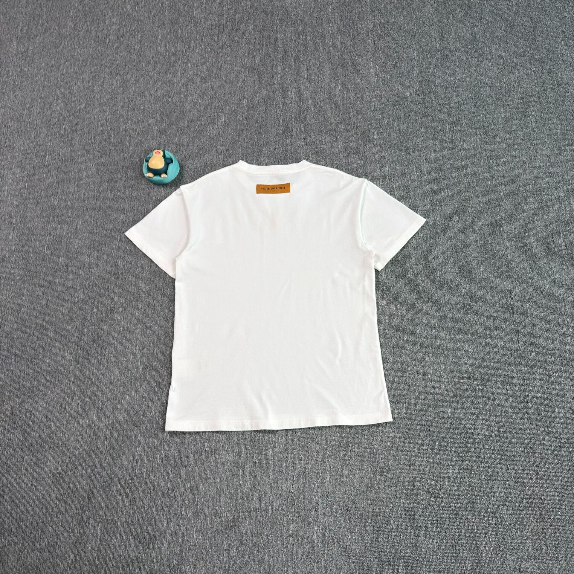 Louis Vuitton Louis Vuitton Embossed LV Logo T-Shirt S Size US S / EU 44-46 / 1 - 2 Thumbnail