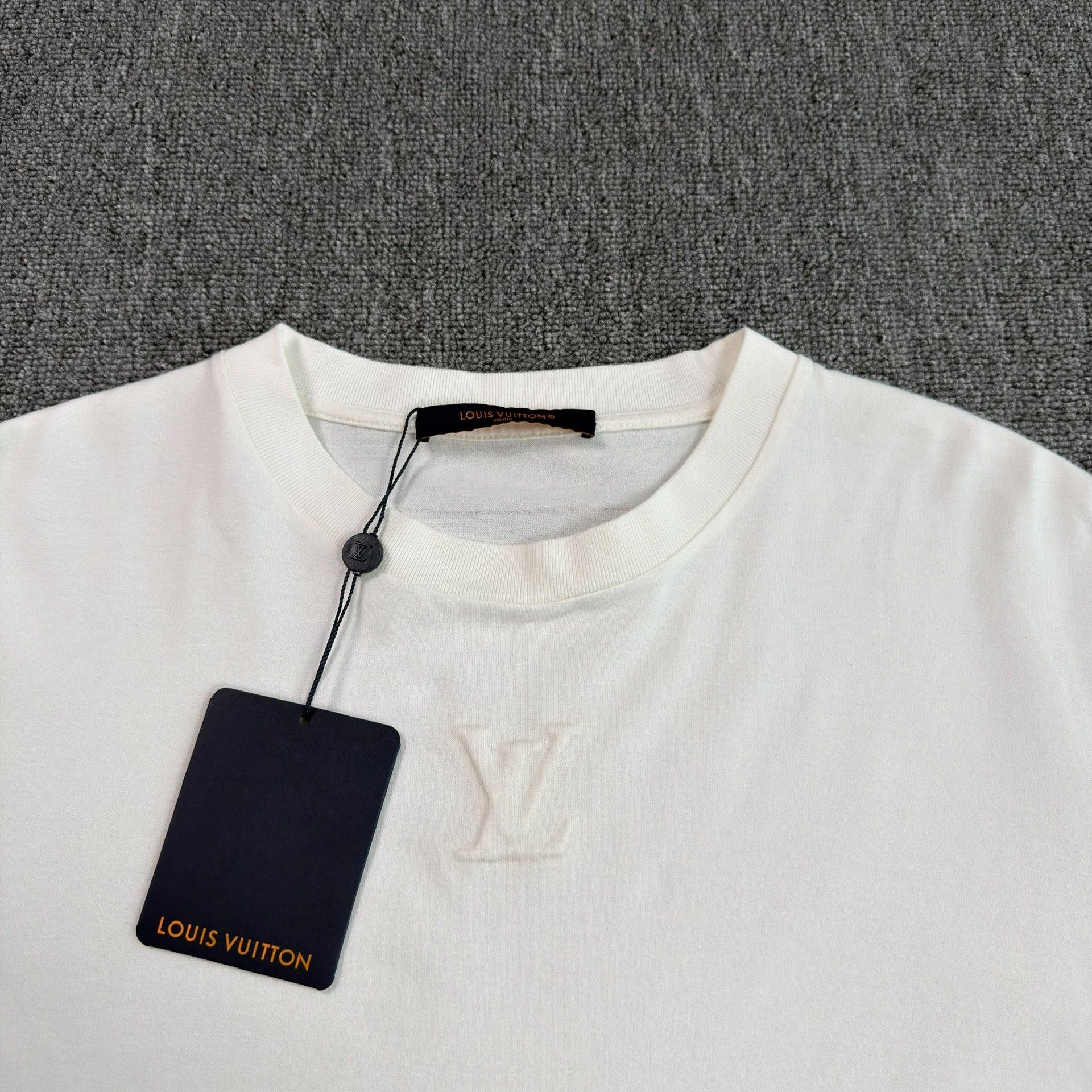 Louis Vuitton Louis Vuitton Embossed LV Logo T-Shirt S Size US S / EU 44-46 / 1 - 3 Thumbnail