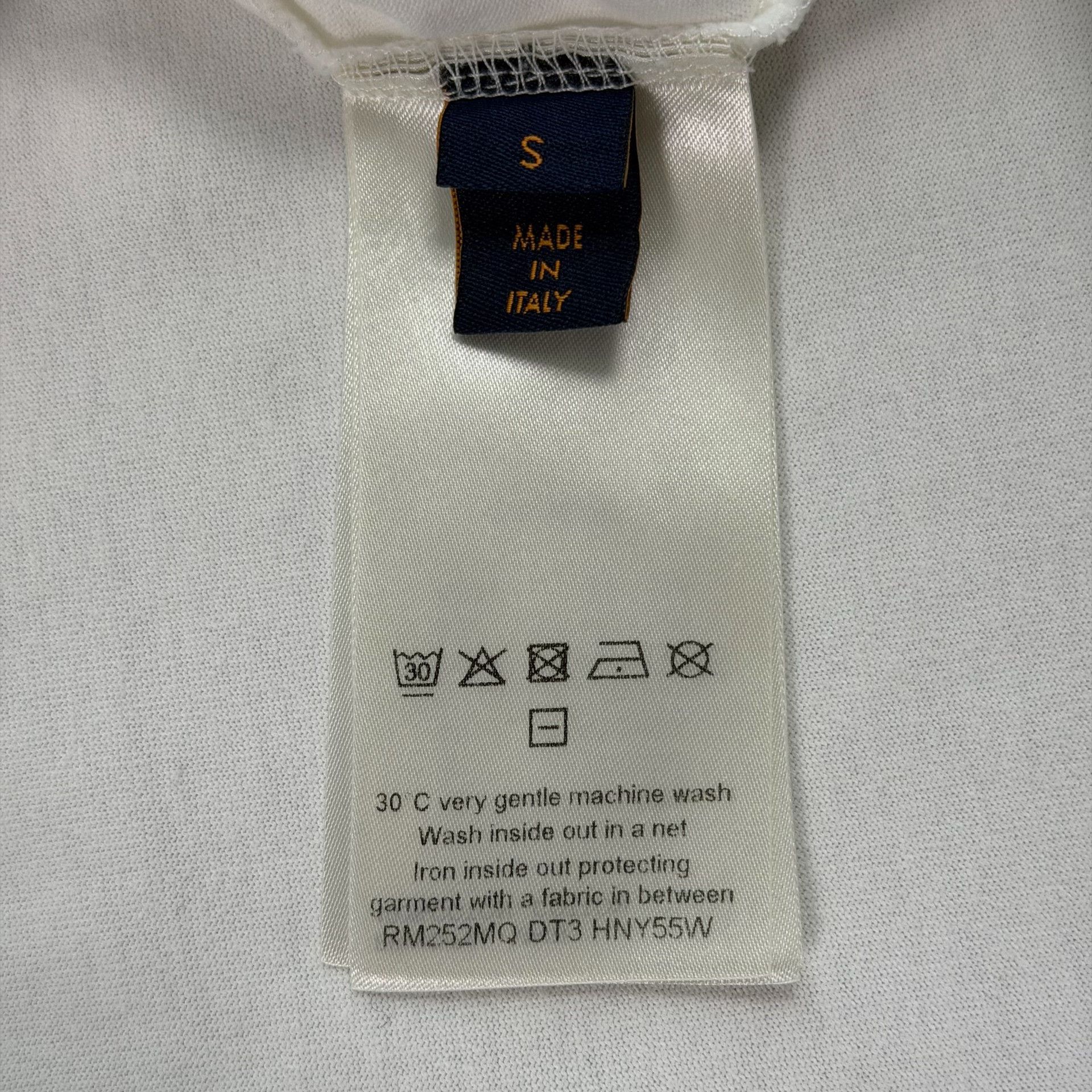 Louis Vuitton Louis Vuitton Embossed LV Logo T-Shirt S Size US S / EU 44-46 / 1 - 6 Thumbnail