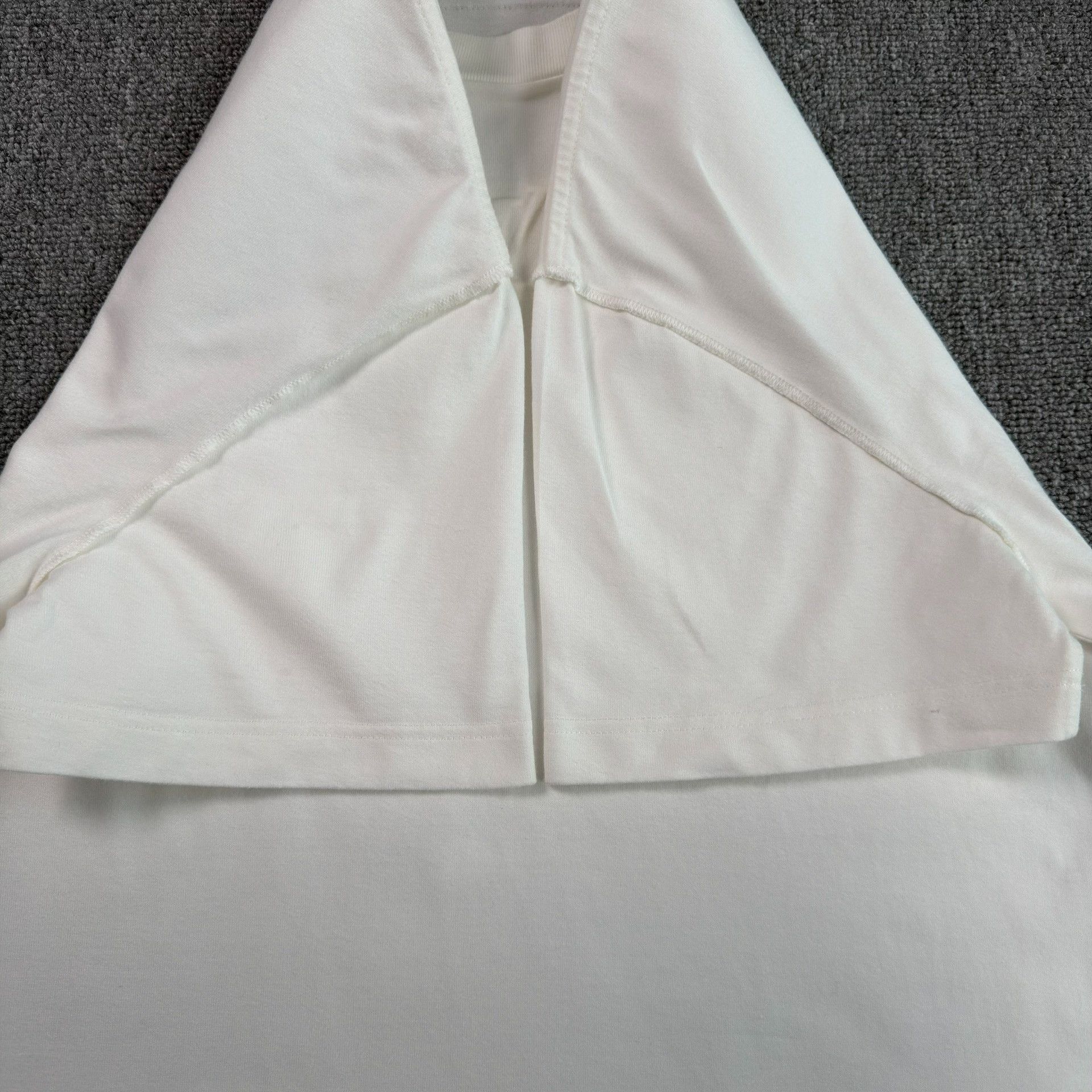 Louis Vuitton Louis Vuitton Embossed LV Logo T-Shirt S Size US S / EU 44-46 / 1 - 4 Thumbnail