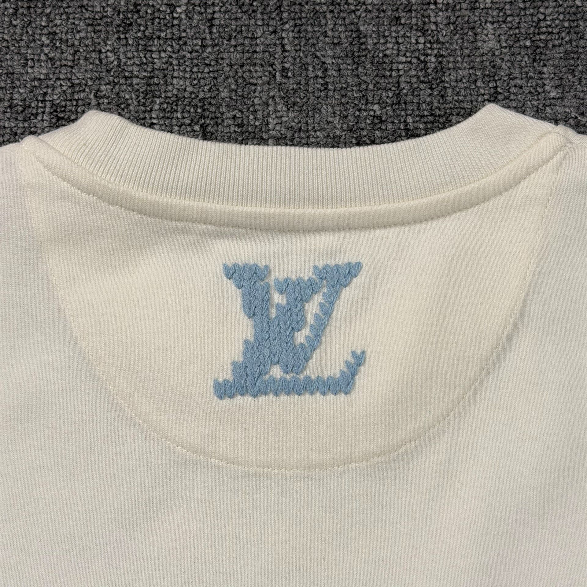 Louis Vuitton Louis Vuitton Embroidered Logo T-Shirt Size US S Size US S / EU 44-46 / 1 - 6 Thumbnail