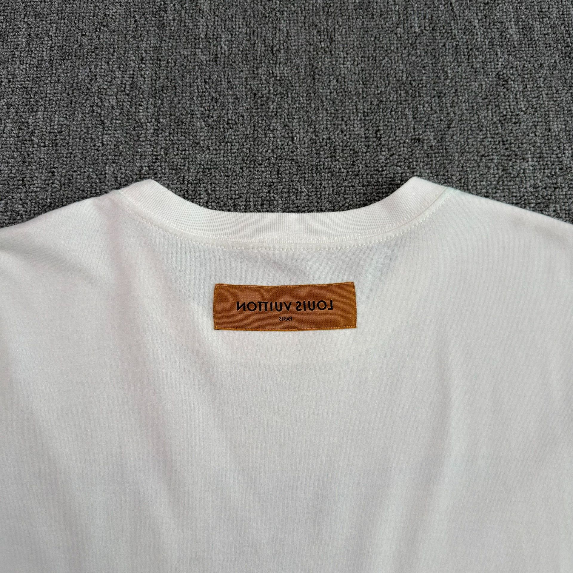 Louis Vuitton Louis Vuitton Room Graphic T-Shirt XL Size US XL / EU 56 / 4 - 6 Thumbnail