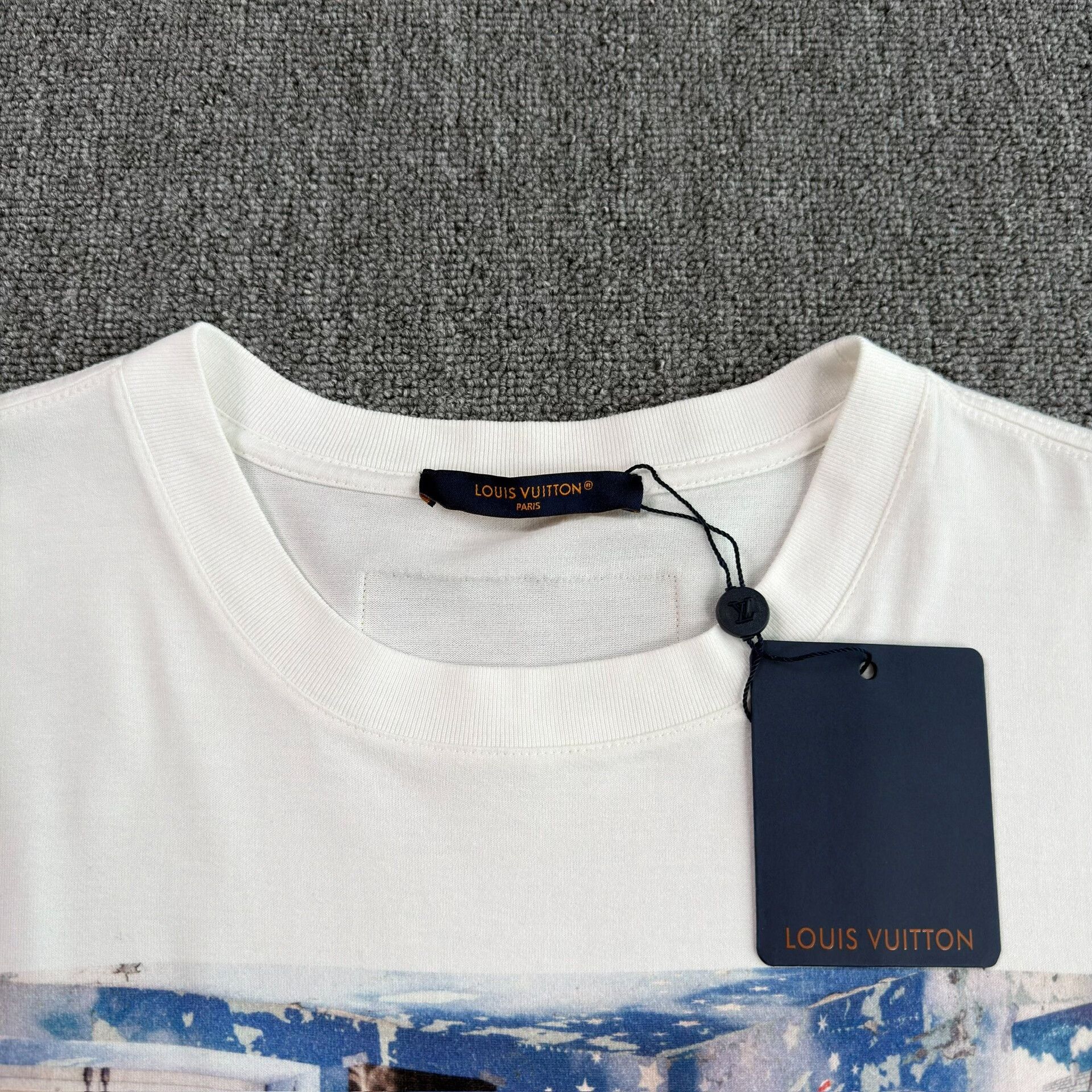 Louis Vuitton Louis Vuitton Room Graphic T-Shirt XL Size US XL / EU 56 / 4 - 2 Thumbnail