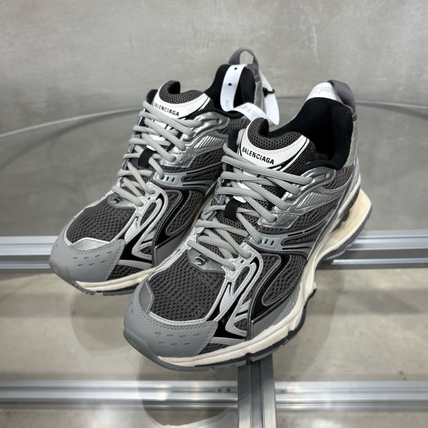 Balenciaga Balenciaga Gray Lowtop Sneakers 6 Men Size US 6 / EU 39 - 2 Thumbnail