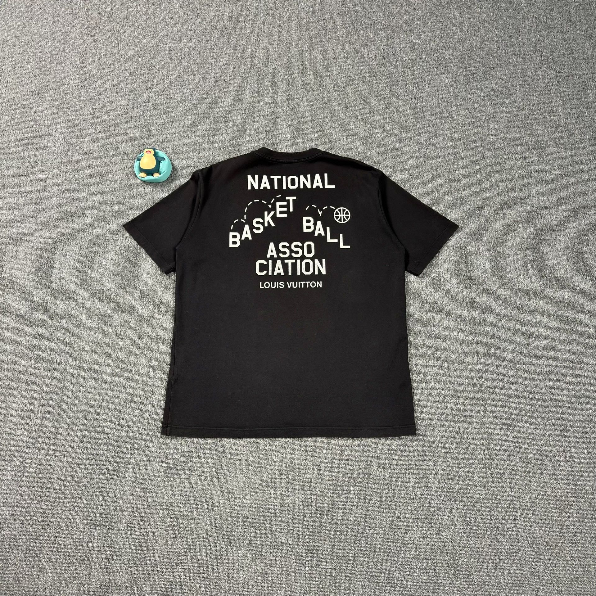 Louis Vuitton Louis Vuitton x NBA Logo Print T-Shirt XXL Size US XXL / EU 58 / 5 - 6 Thumbnail